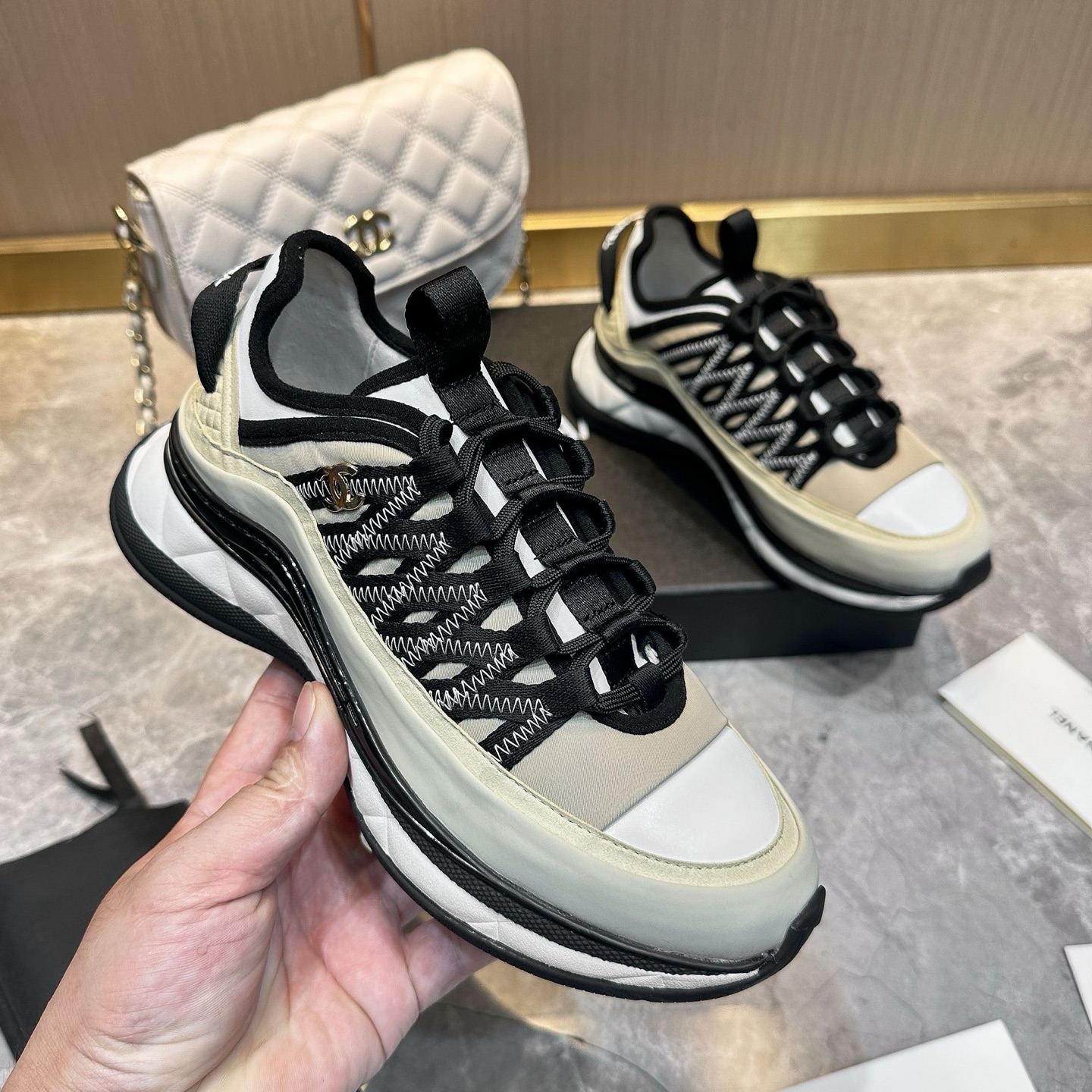 Chanel 原單米白拼黑厚底運動鞋 女士時尚潮流鞋款 百搭輕奢設計|超A仿原單精品圖片 12 Chanel 原單米白拼黑厚底運動鞋 女士時尚潮流鞋款 百搭輕奢設計|歐美奢侈品精品推薦