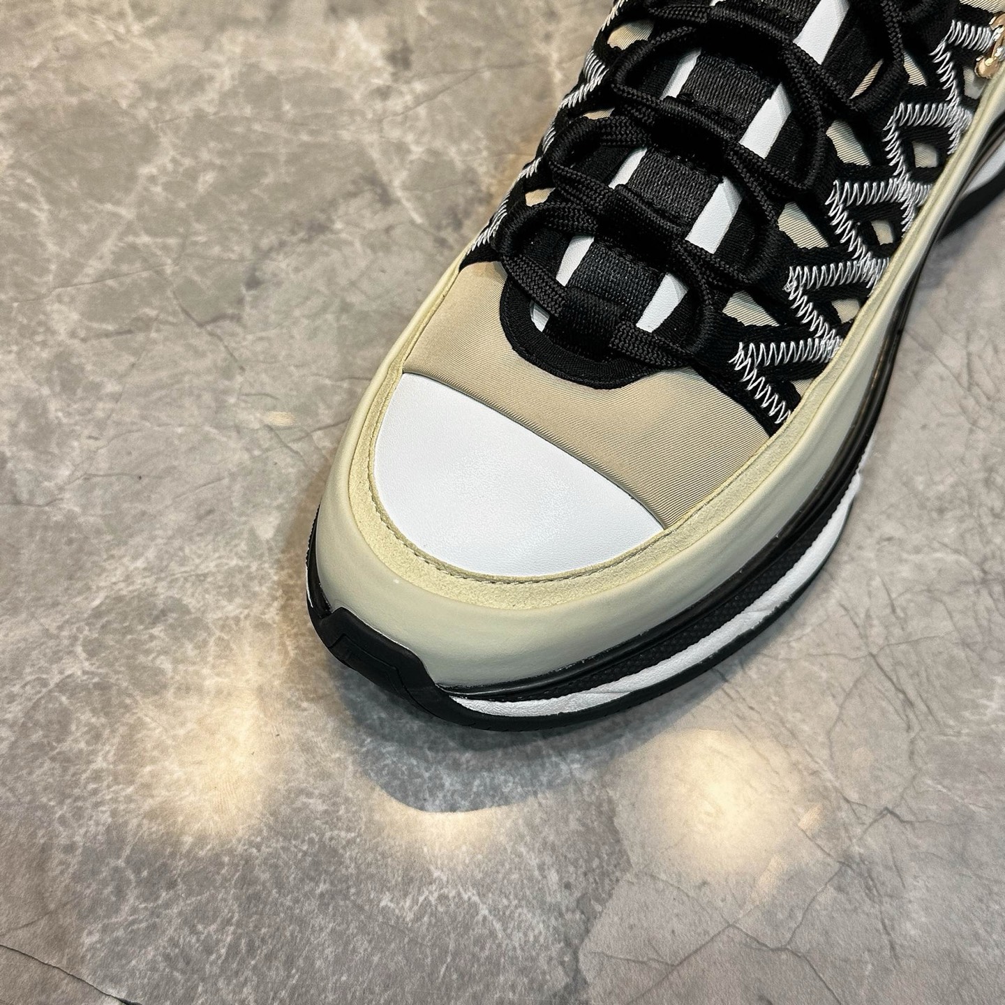 Chanel 原單米白拼黑厚底運動鞋 女士時尚潮流鞋款 百搭輕奢設計|超A仿原單精品圖片 9 Chanel 原單米白拼黑厚底運動鞋 女士時尚潮流鞋款 百搭輕奢設計|歐美奢侈品精品推薦