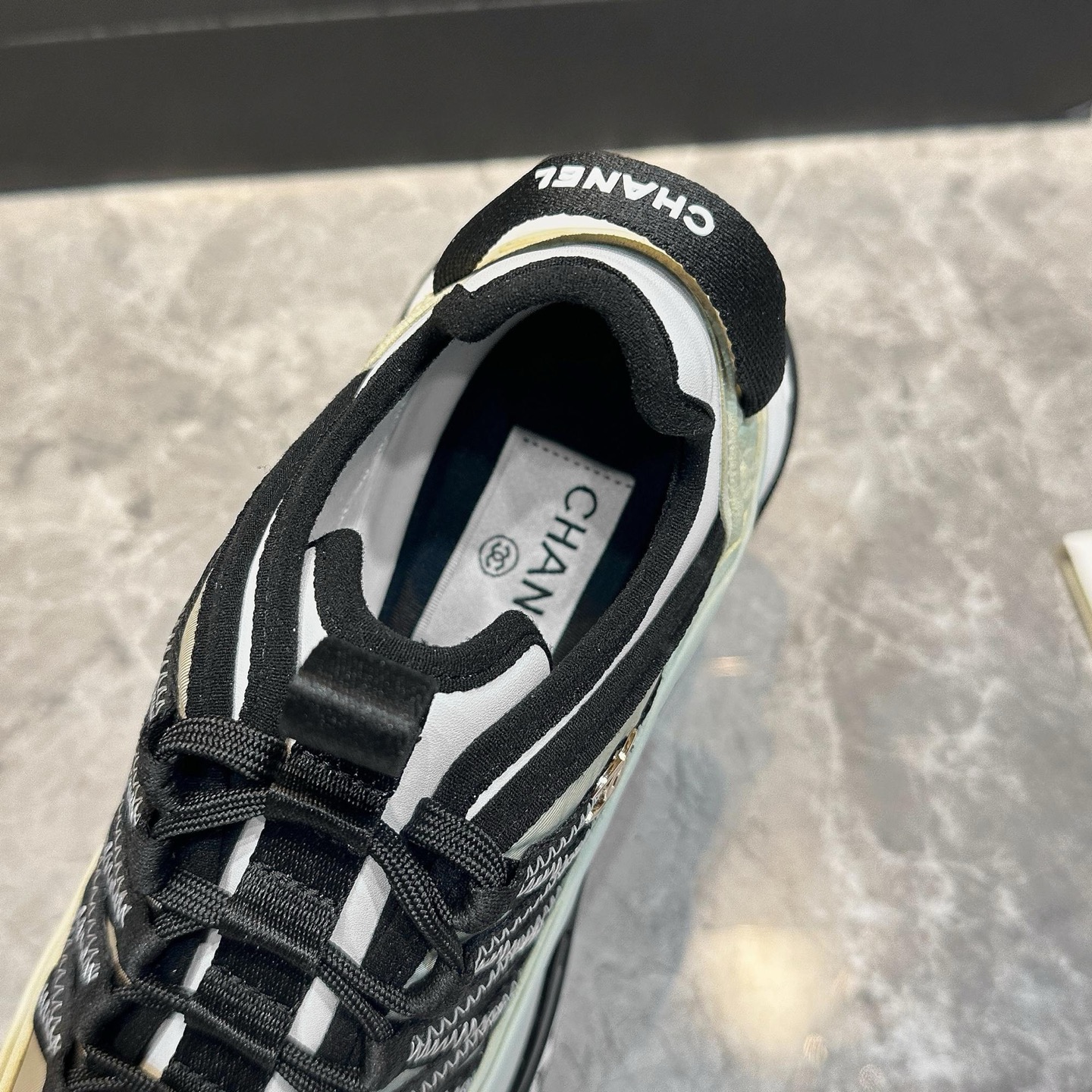 Chanel 原單米白拼黑厚底運動鞋 女士時尚潮流鞋款 百搭輕奢設計|超A仿原單精品圖片 8 Chanel 原單米白拼黑厚底運動鞋 女士時尚潮流鞋款 百搭輕奢設計|歐美奢侈品精品推薦