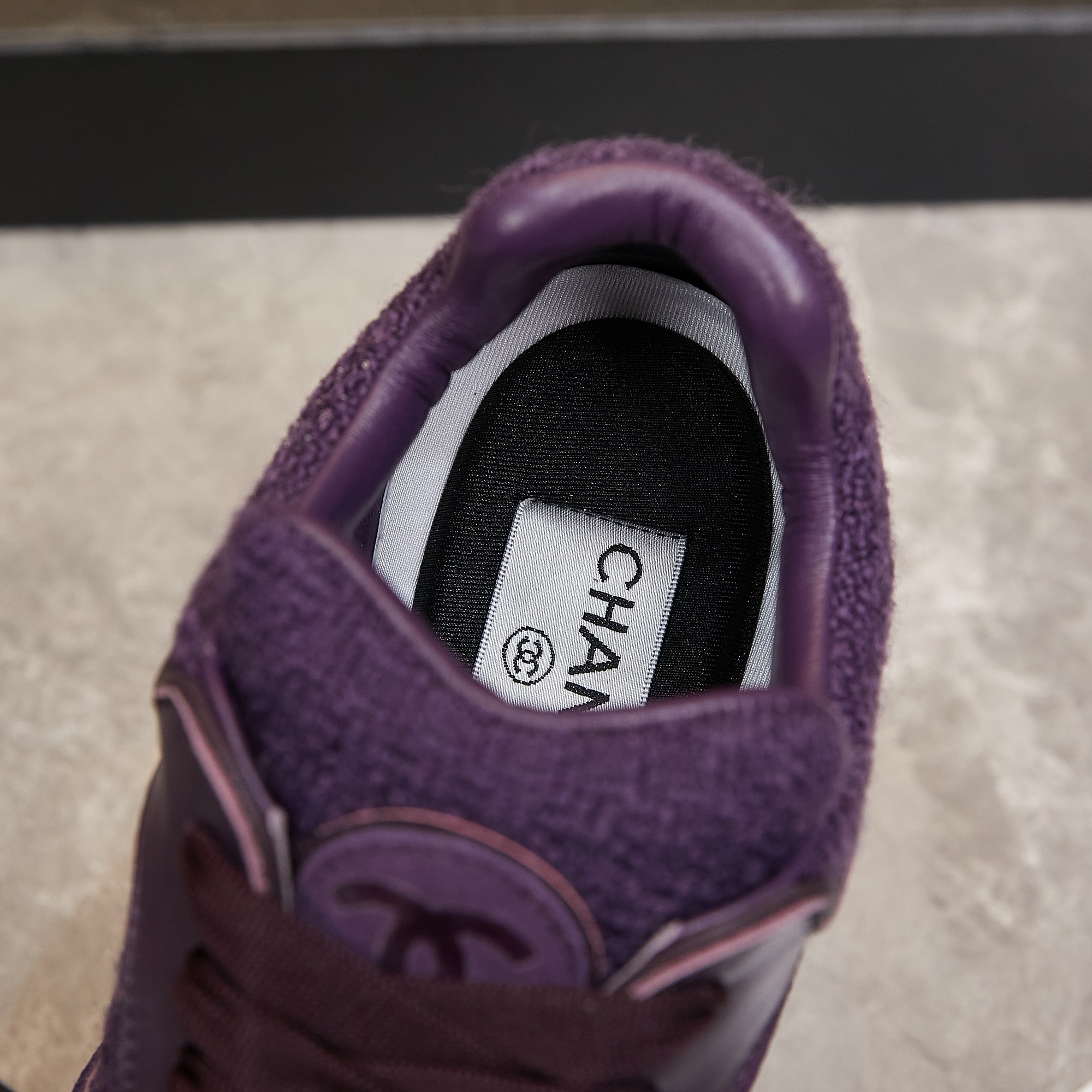 Chanel 高仿紫色麂皮拼布運動鞋 女士休閒百搭鞋款 時尚精品設計|超A仿原單精品圖片 8 Chanel 高仿紫色麂皮拼布運動鞋 女士休閒百搭鞋款 時尚精品設計|歐美奢侈品精品推薦