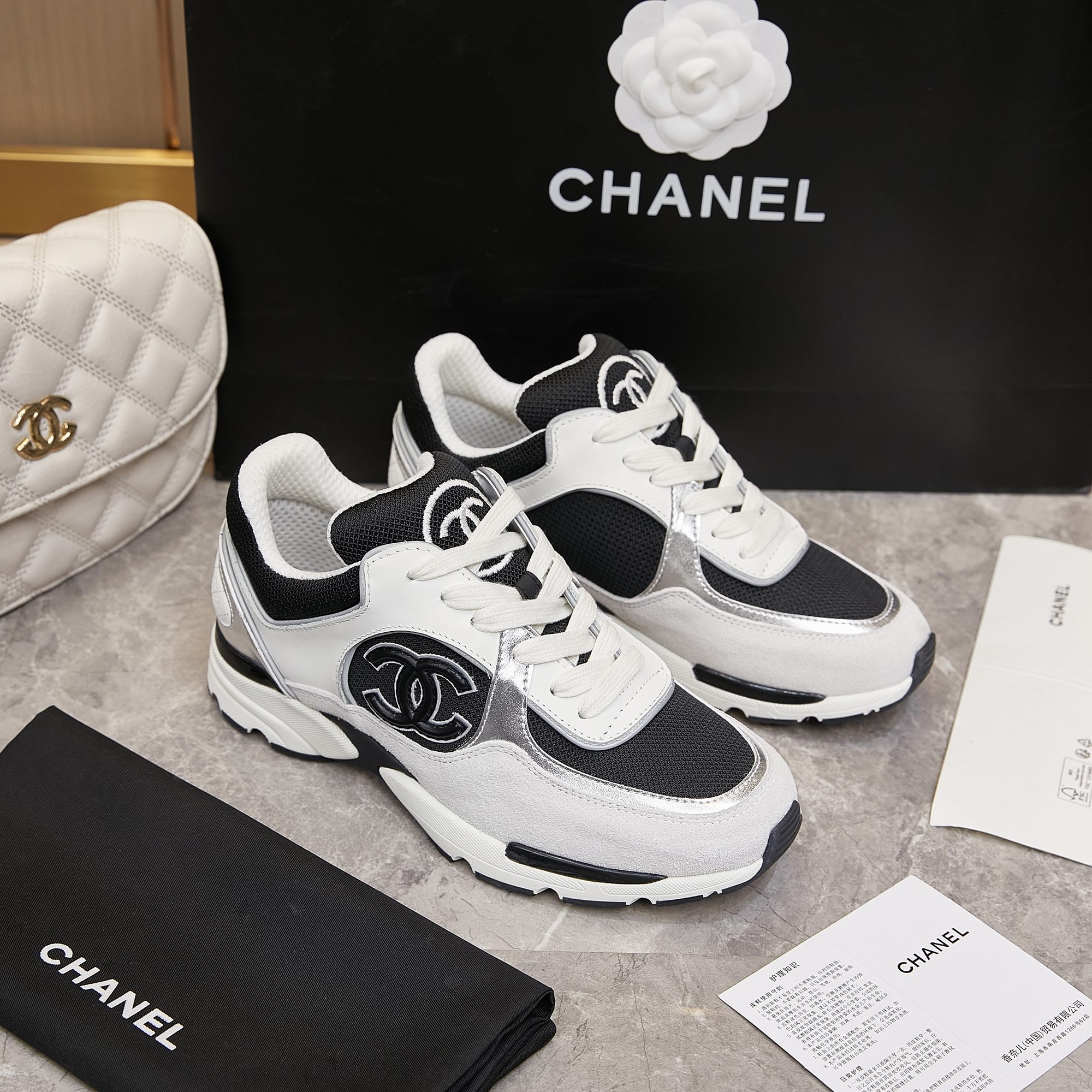 Chanel 高仿黑白拼接運動鞋 女士時尚休閒鞋 百搭輕奢設計款|超A仿原單精品圖片 3 Chanel 高仿黑白拼接運動鞋 女士時尚休閒鞋 百搭輕奢設計款|歐美奢侈品精品推薦