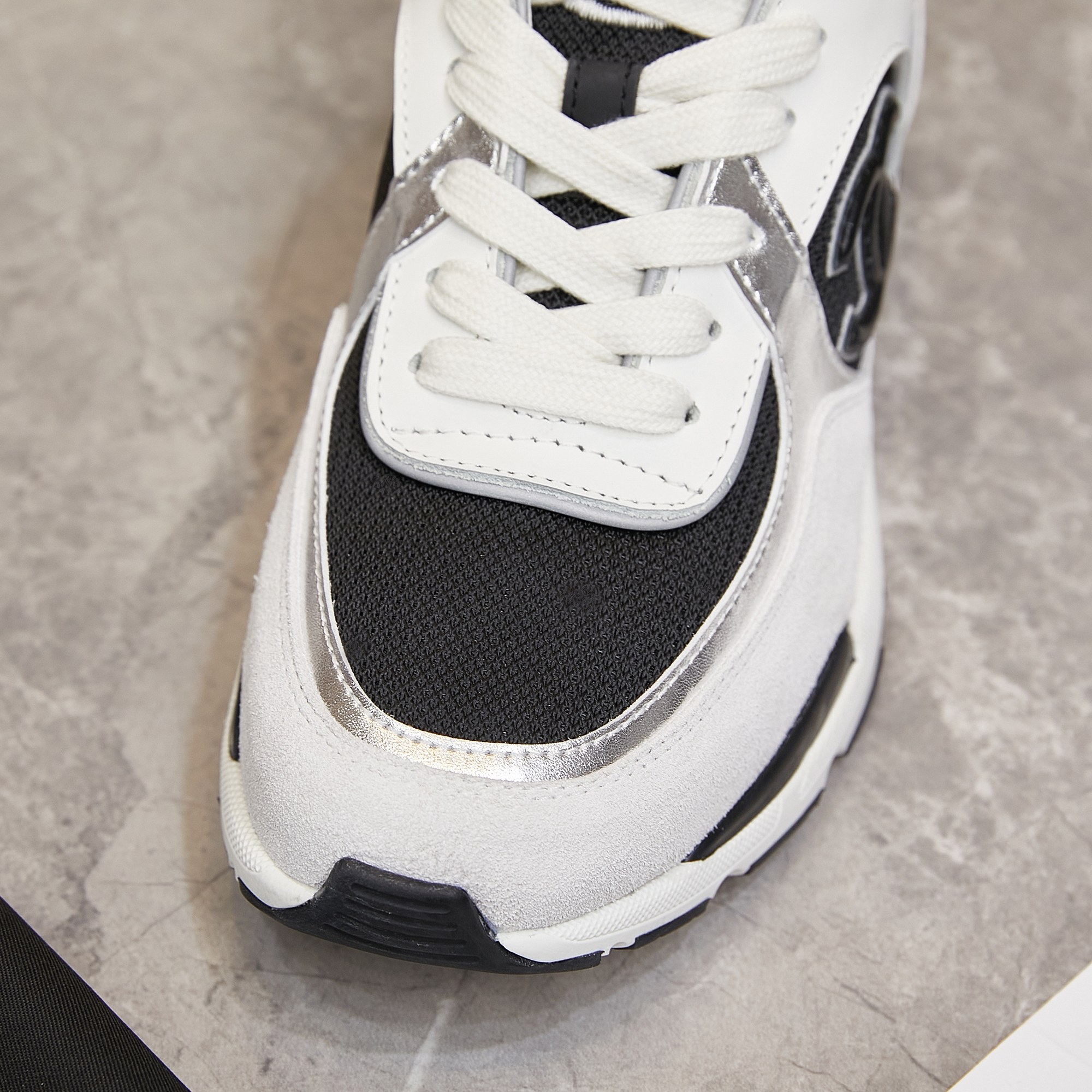 Chanel 高仿黑白拼接運動鞋 女士時尚休閒鞋 百搭輕奢設計款｜歐美奢侈品精品推薦