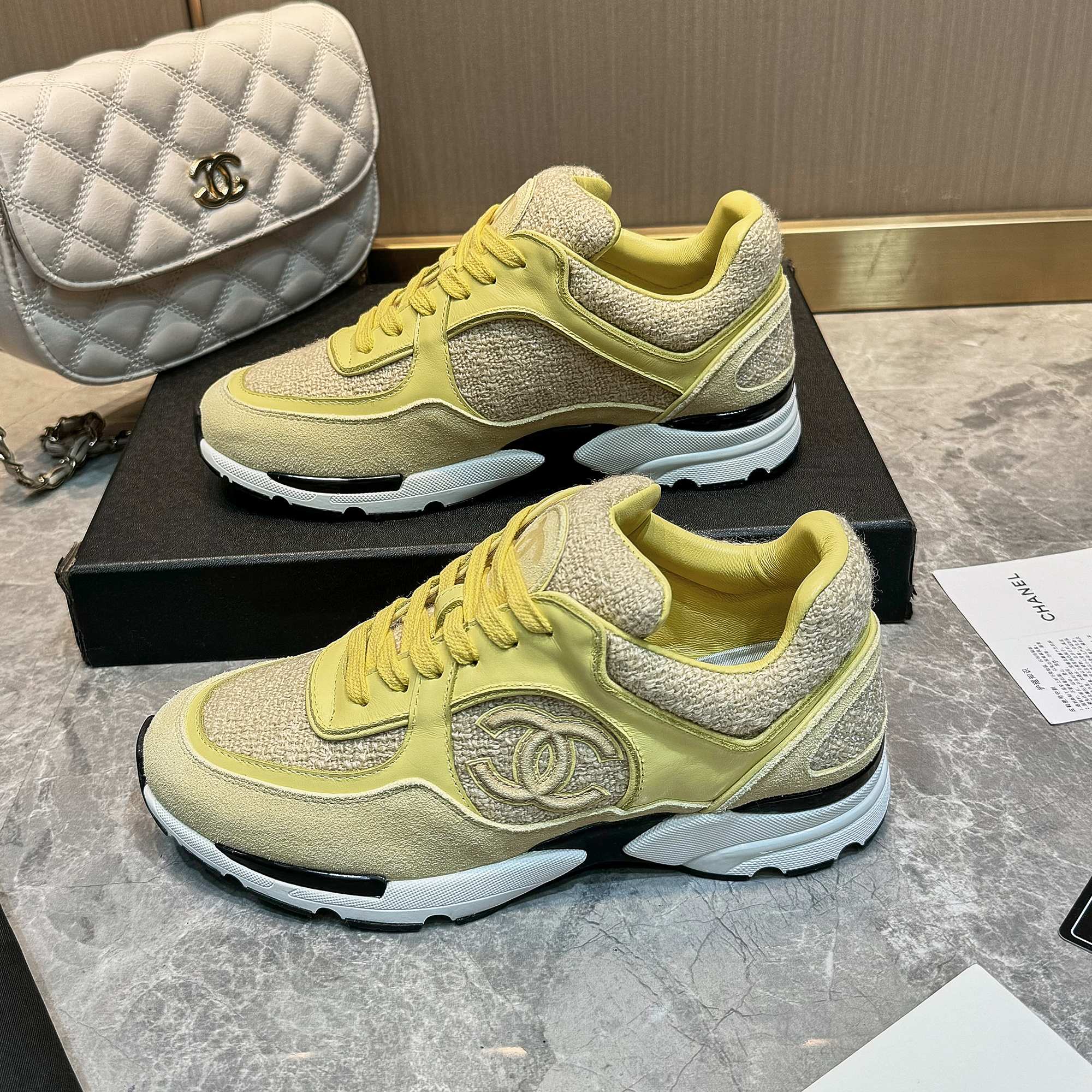 Chanel 高仿淡黃色皮革運動鞋 女士百搭輕奢潮流跑鞋 新款設計|超A仿原單精品圖片 13 Chanel 高仿淡黃色皮革運動鞋 女士百搭輕奢潮流跑鞋 新款設計|歐美奢侈品精品推薦