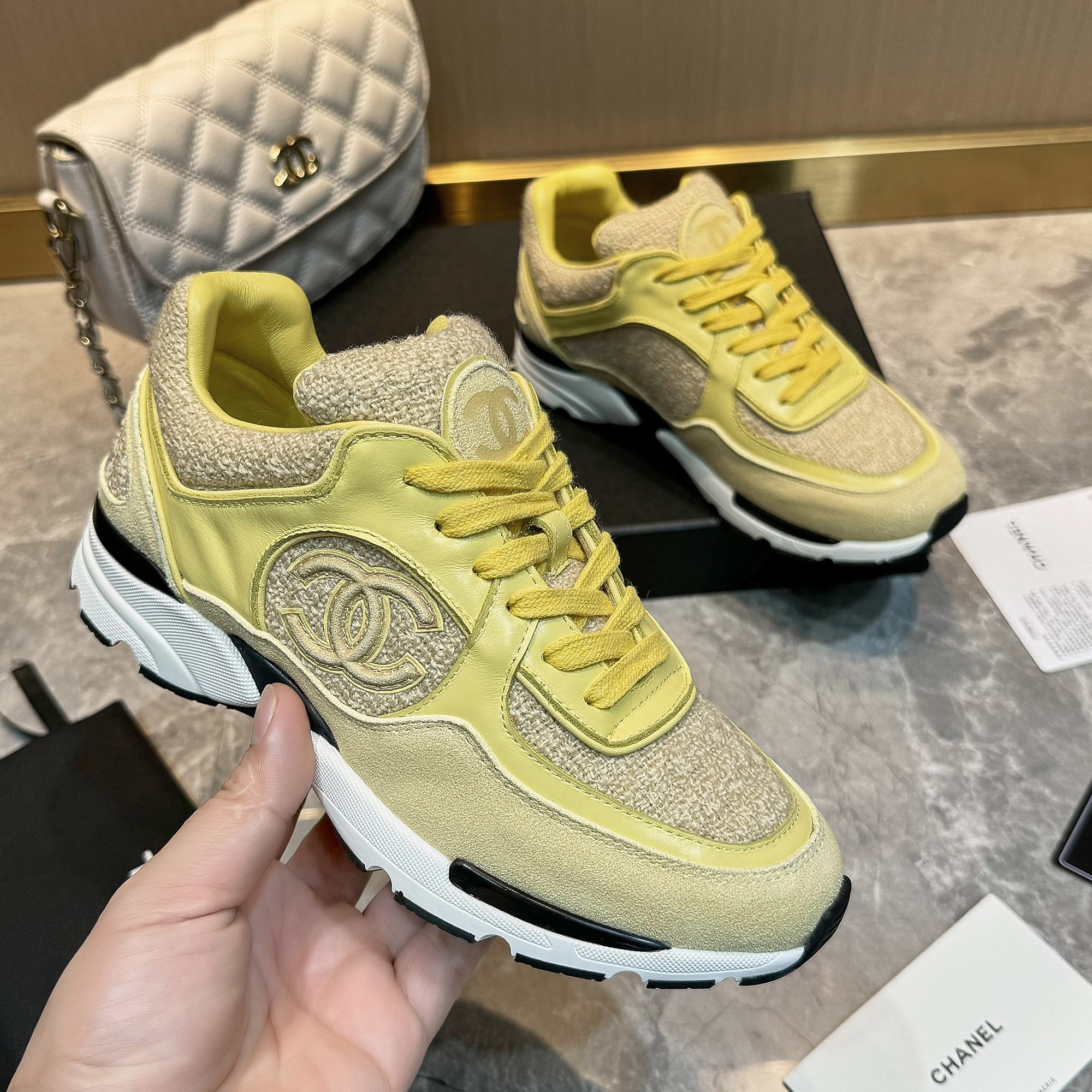 Chanel 高仿淡黃色皮革運動鞋 女士百搭輕奢潮流跑鞋 新款設計|超A仿原單精品圖片 11 Chanel 高仿淡黃色皮革運動鞋 女士百搭輕奢潮流跑鞋 新款設計|歐美奢侈品精品推薦
