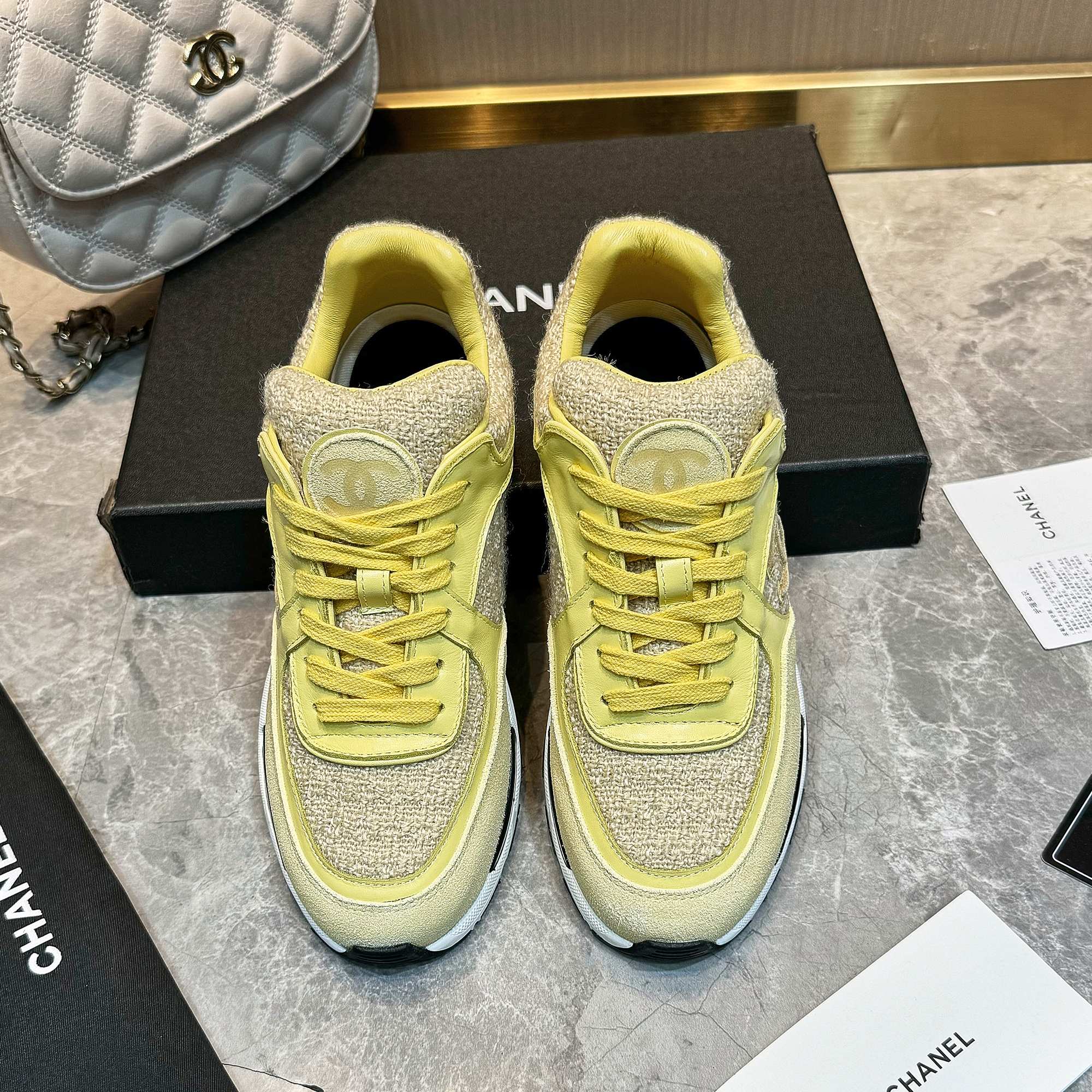 Chanel 高仿淡黃色皮革運動鞋 女士百搭輕奢潮流跑鞋 新款設計|超A仿原單精品圖片 10 Chanel 高仿淡黃色皮革運動鞋 女士百搭輕奢潮流跑鞋 新款設計|歐美奢侈品精品推薦
