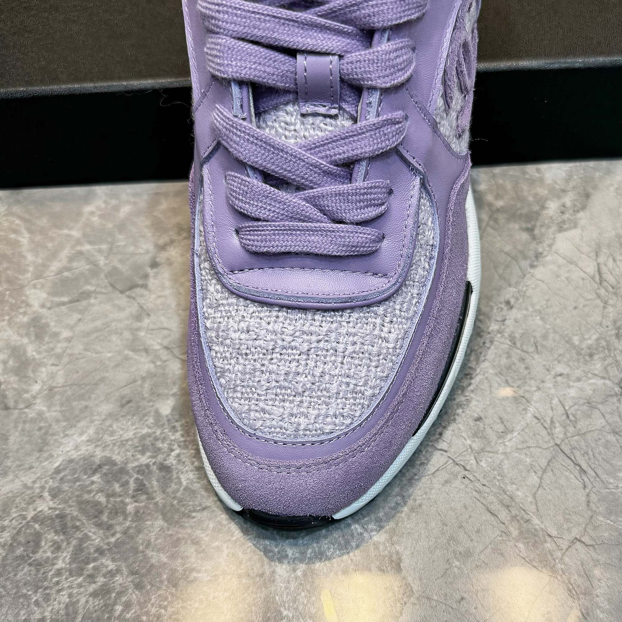 Chanel 一比一淡紫色皮革運動鞋 女士輕奢休閒鞋 春夏新款百搭設計|超A仿原單精品圖片 9 Chanel 一比一淡紫色皮革運動鞋 女士輕奢休閒鞋 春夏新款百搭設計|歐美奢侈品精品推薦