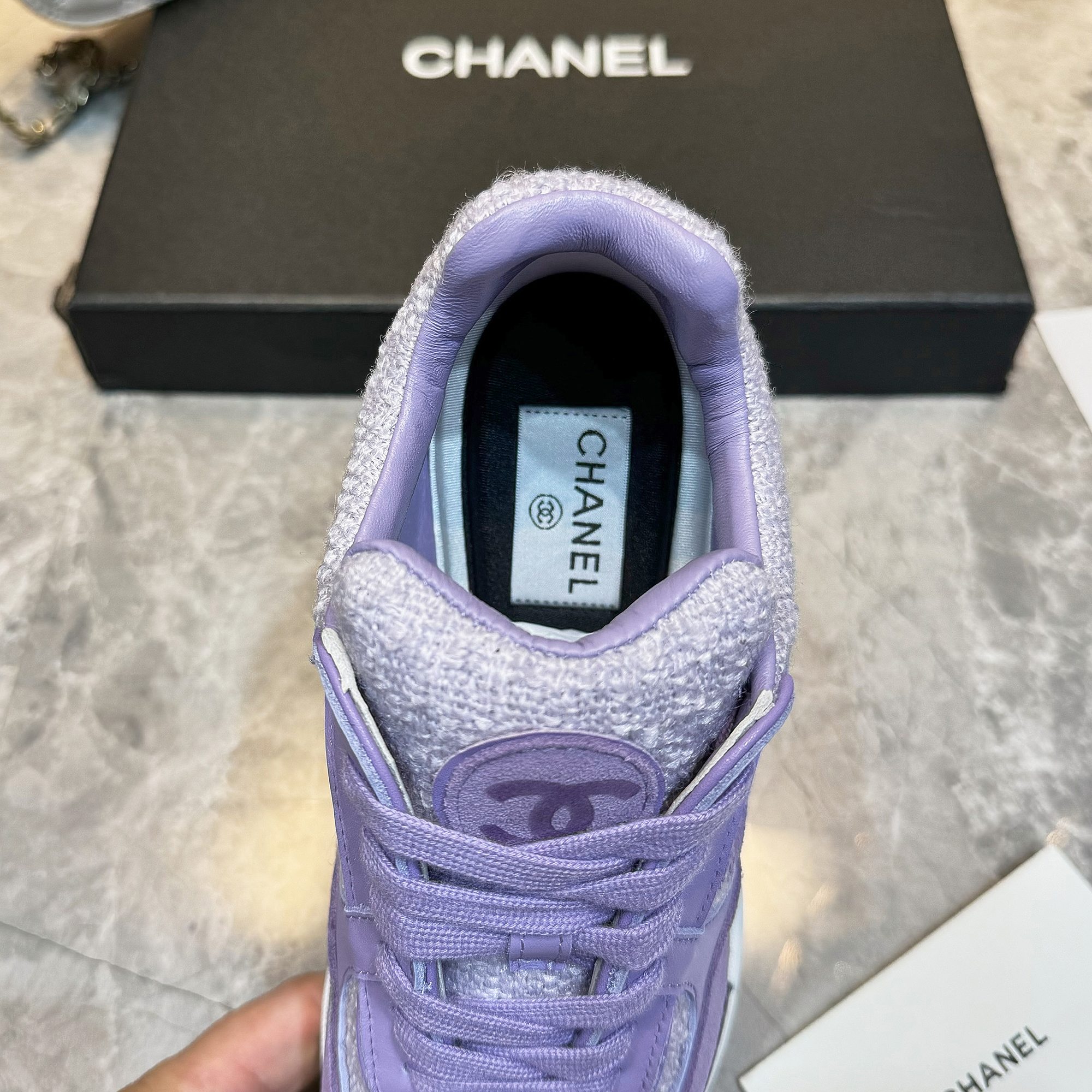 Chanel 一比一淡紫色皮革運動鞋 女士輕奢休閒鞋 春夏新款百搭設計|超A仿原單精品圖片 8 Chanel 一比一淡紫色皮革運動鞋 女士輕奢休閒鞋 春夏新款百搭設計|歐美奢侈品精品推薦