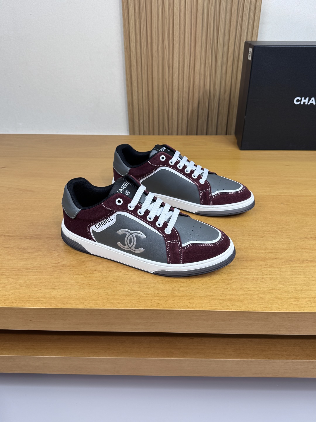 Chanel 原廠品質酒紅灰拼色運動鞋 女士時尚皮革休閒鞋 百搭潮流款｜歐美奢侈品精品推薦