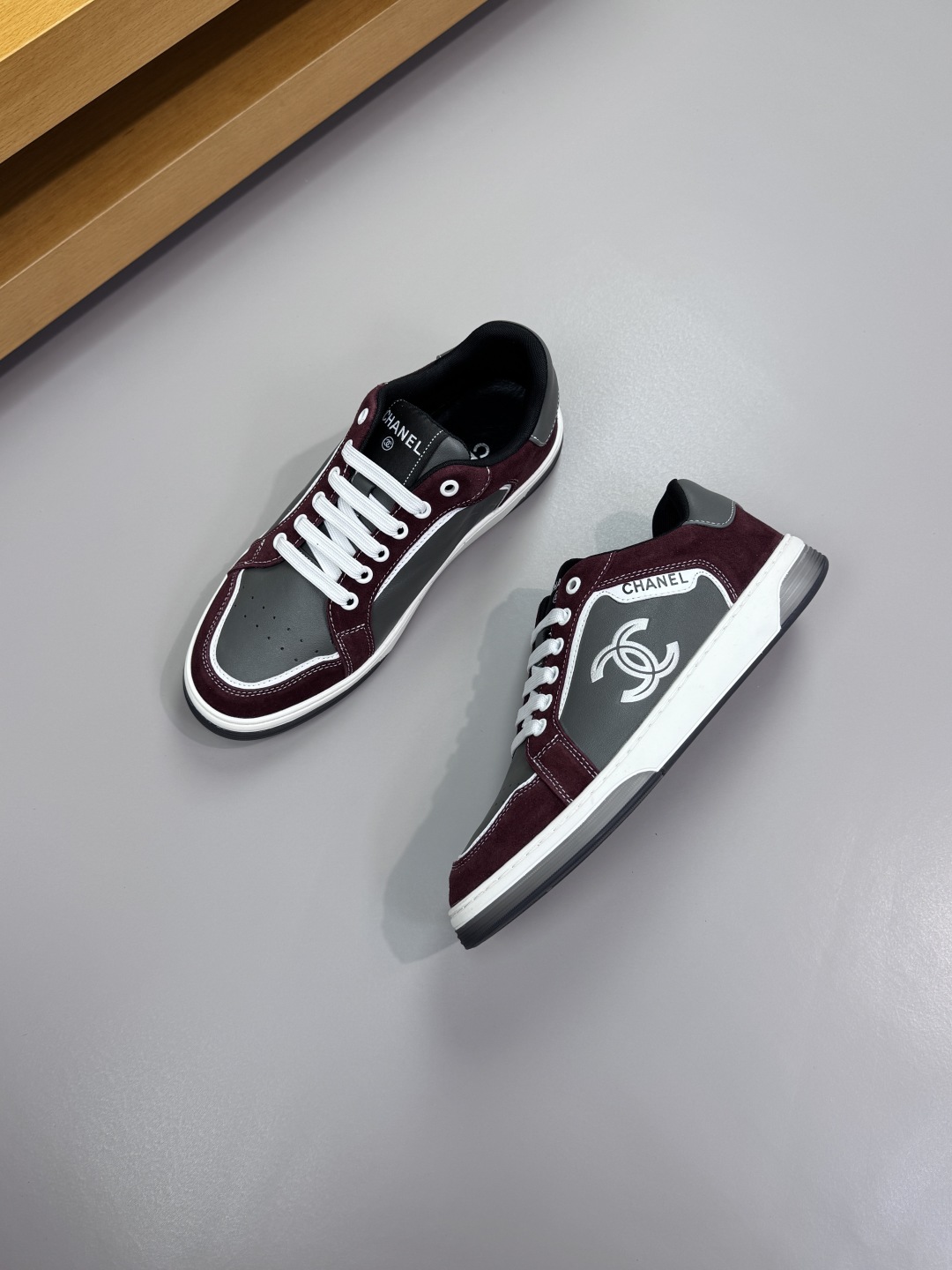 Chanel 原廠品質酒紅灰拼色運動鞋 女士時尚皮革休閒鞋 百搭潮流款｜歐美奢侈品精品推薦