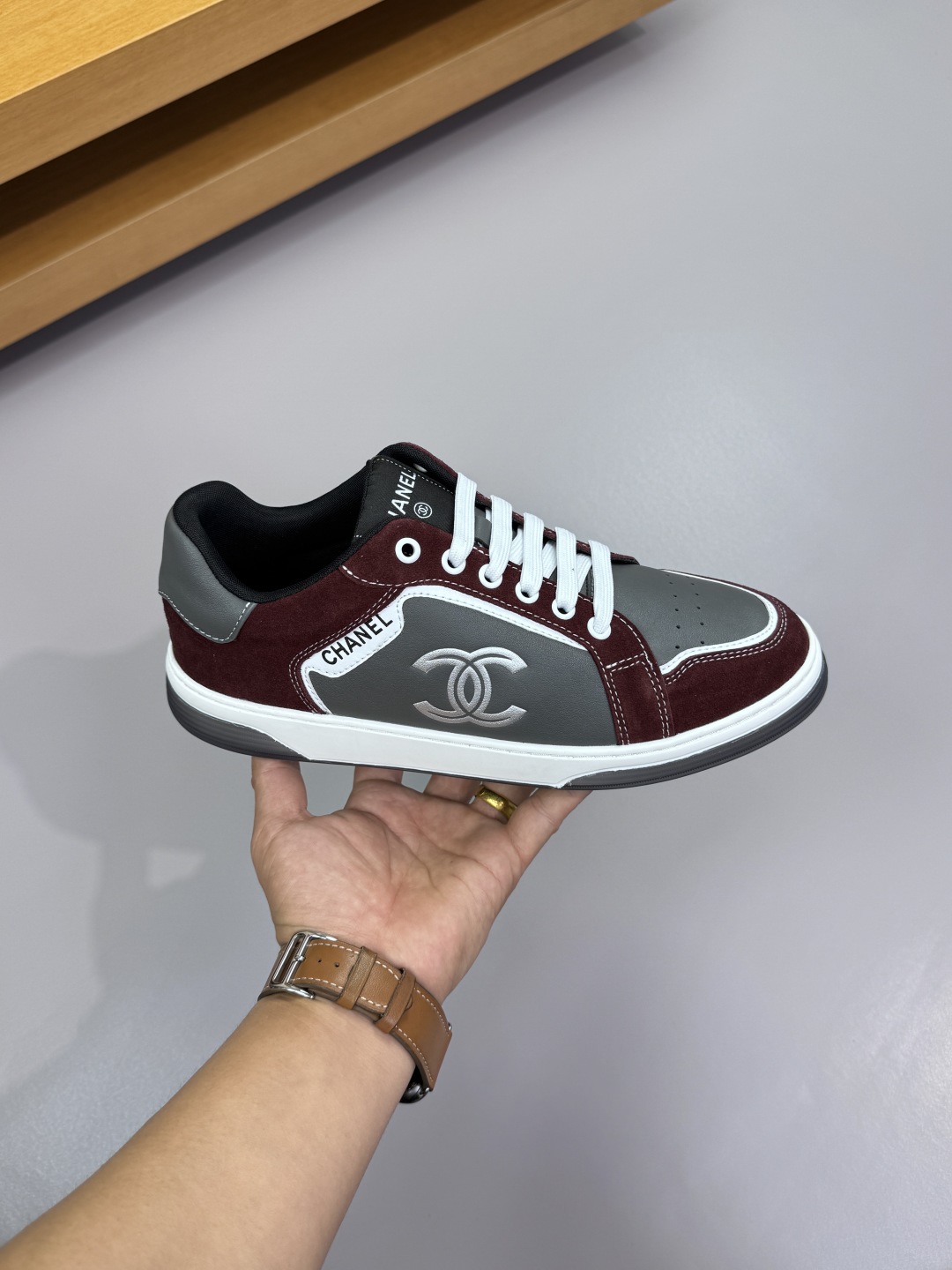 Chanel 原廠品質酒紅灰拼色運動鞋 女士時尚皮革休閒鞋 百搭潮流款｜歐美奢侈品精品推薦