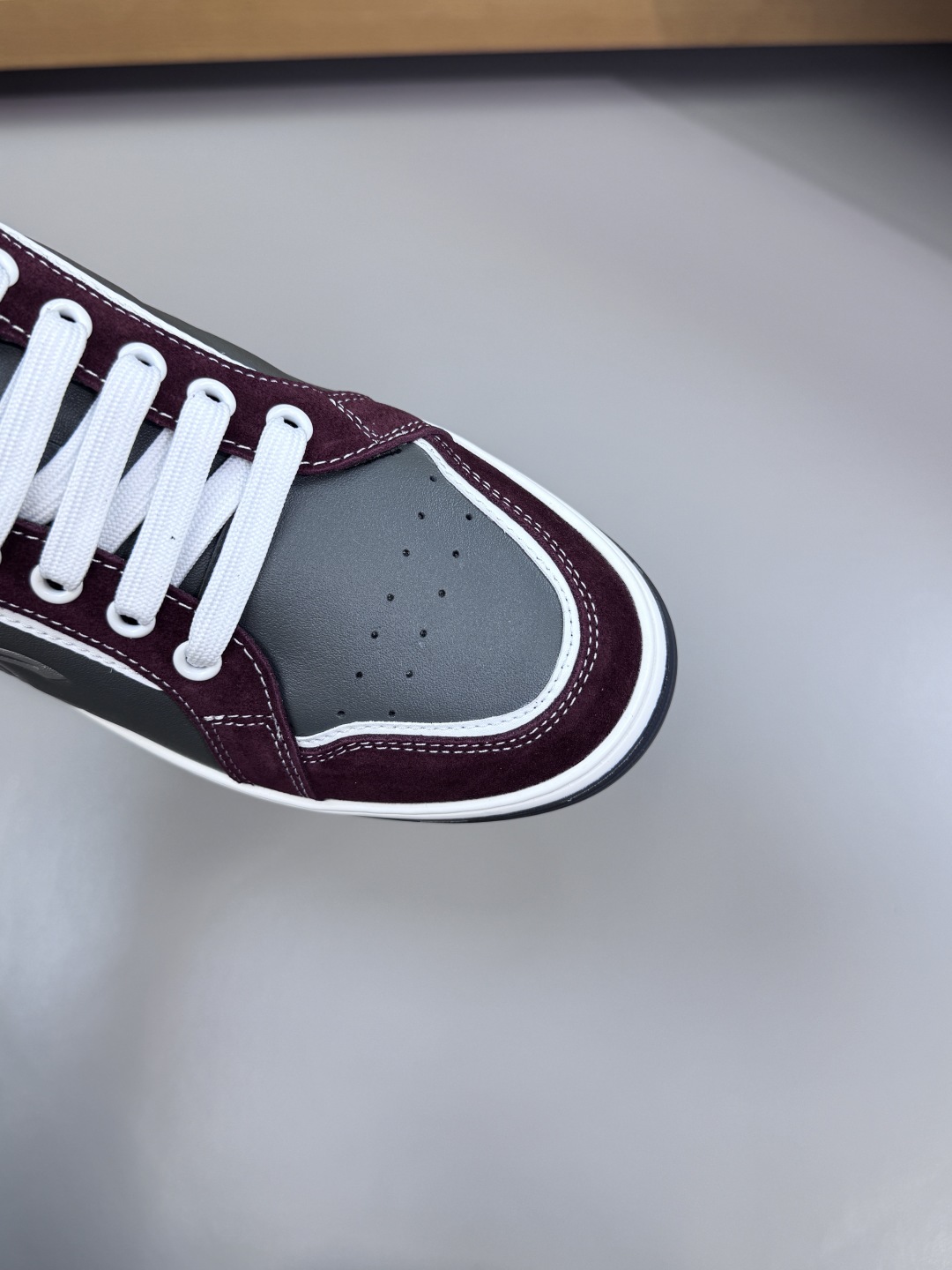 Chanel 原廠品質酒紅灰拼色運動鞋 女士時尚皮革休閒鞋 百搭潮流款｜歐美奢侈品精品推薦