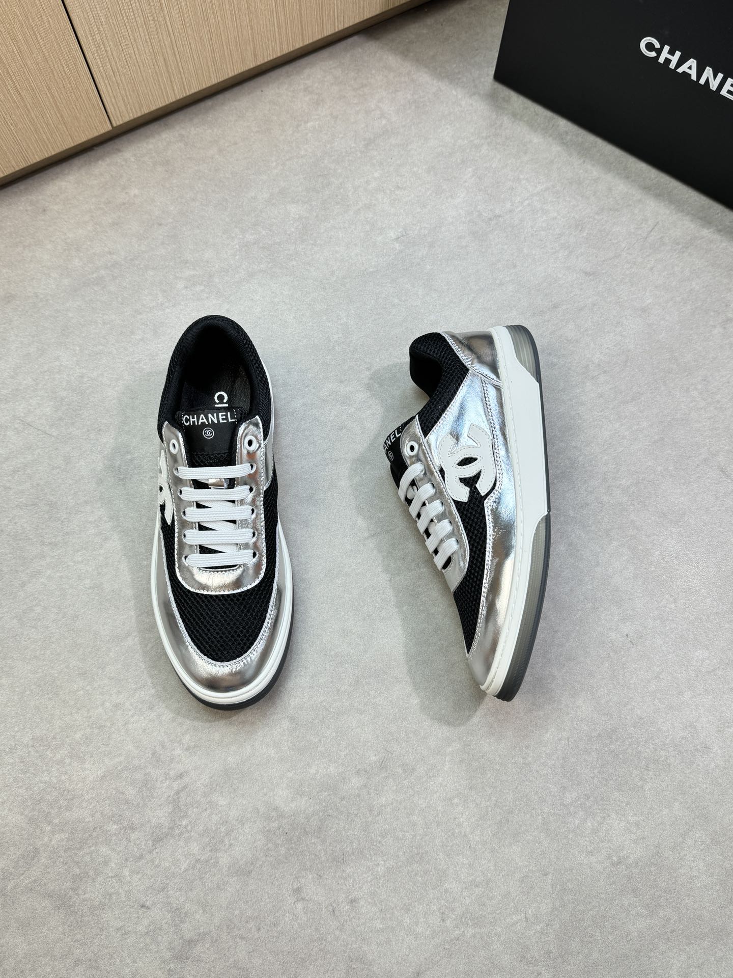 Chanel 原單銀黑拼色運動鞋 女士時尚厚底休閒鞋 2025新款|超A仿原單精品圖片 2 Chanel 原單銀黑拼色運動鞋 女士時尚厚底休閒鞋 2025新款|歐美奢侈品精品推薦