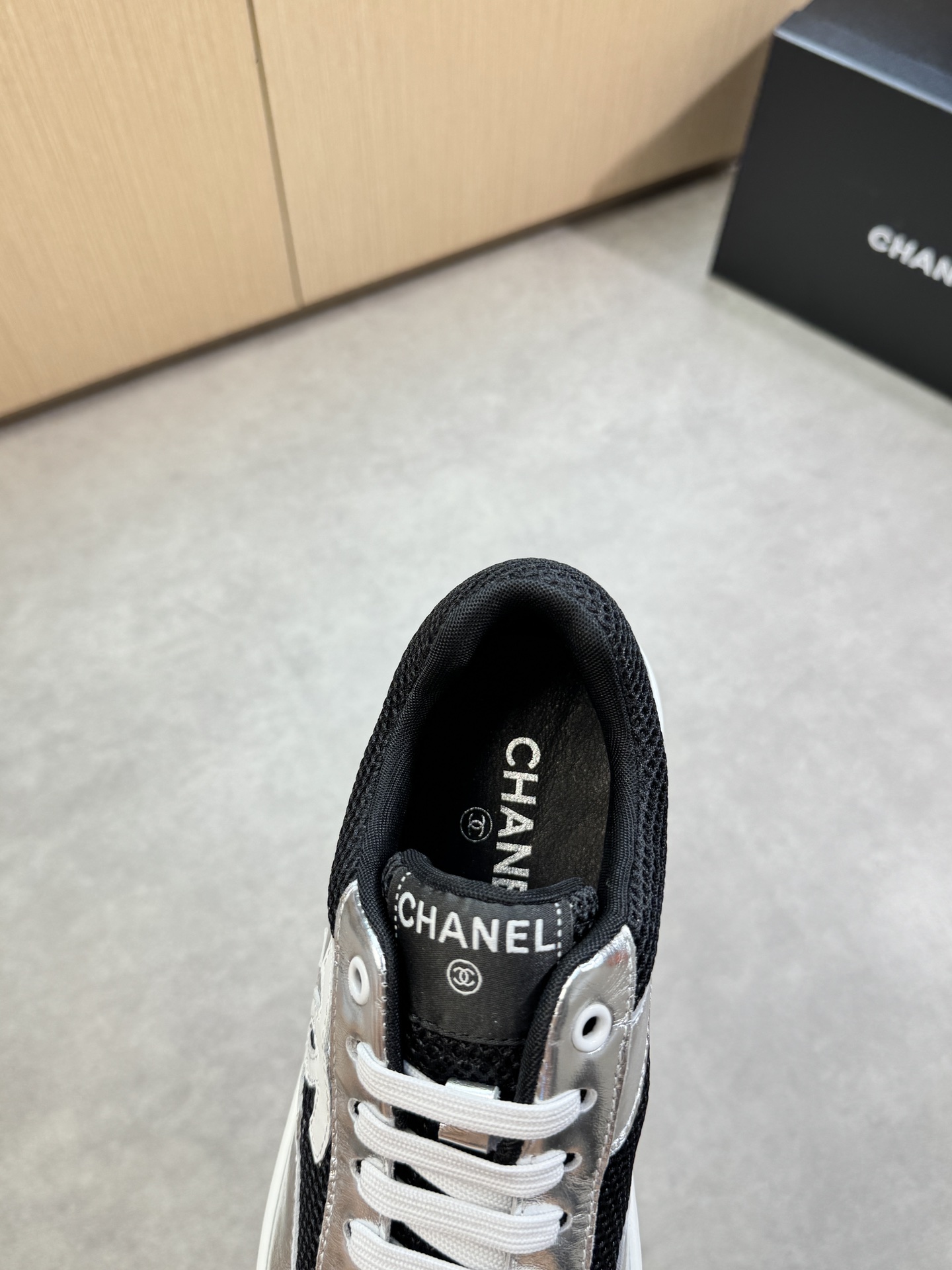 Chanel 原單銀黑拼色運動鞋 女士時尚厚底休閒鞋 2025新款｜歐美奢侈品精品推薦