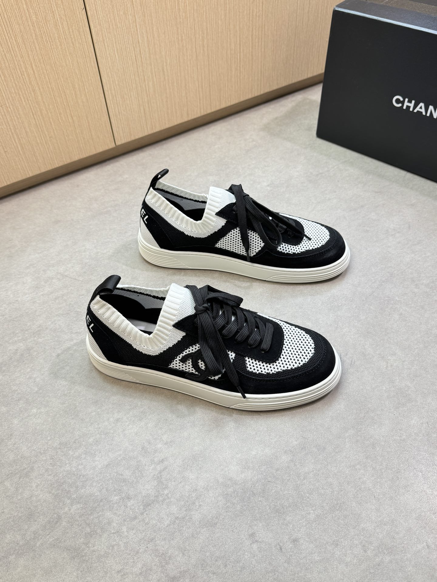 Chanel 高仿黑白針織運動鞋 女士百搭輕量跑鞋 時尚透氣款|超A仿原單精品圖片 2 Chanel 高仿黑白針織運動鞋 女士百搭輕量跑鞋 時尚透氣款|歐美奢侈品精品推薦