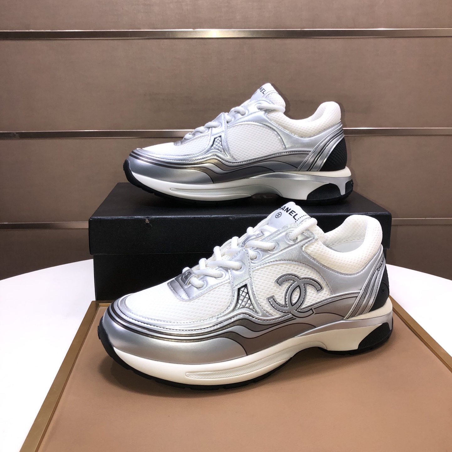 Chanel 原廠品質銀白拼接厚底運動鞋 女士休閒鞋 奢華時尚款|超A仿原單精品圖片 14 Chanel 原廠品質銀白拼接厚底運動鞋 女士休閒鞋 奢華時尚款|歐美奢侈品精品推薦