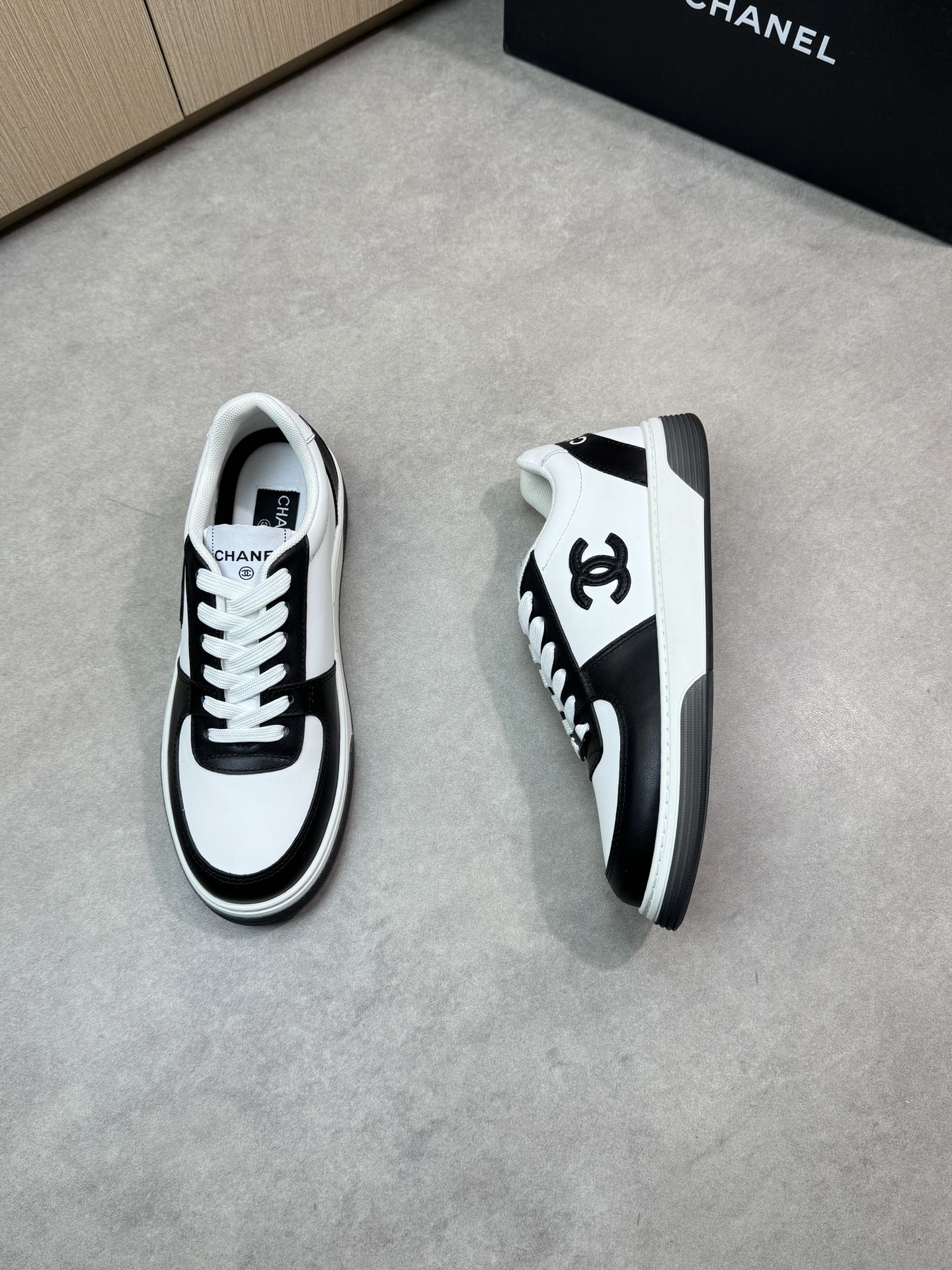 Chanel 高仿黑白拼色運動鞋 女士經典低筒百搭休閒鞋｜歐美奢侈品精品推薦