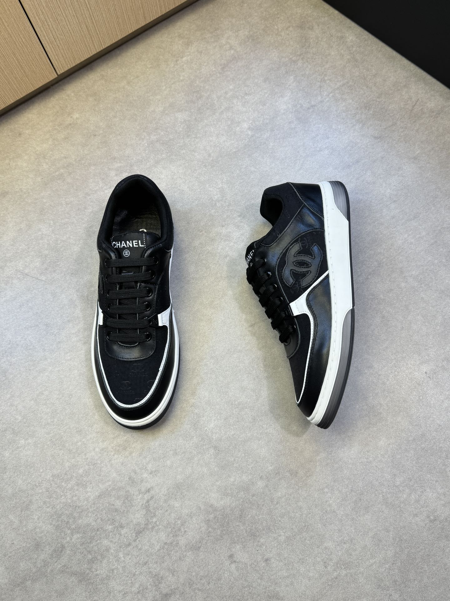 Chanel 一比一黑白撞色運動鞋 女士低幫厚底板鞋｜歐美奢侈品精品推薦
