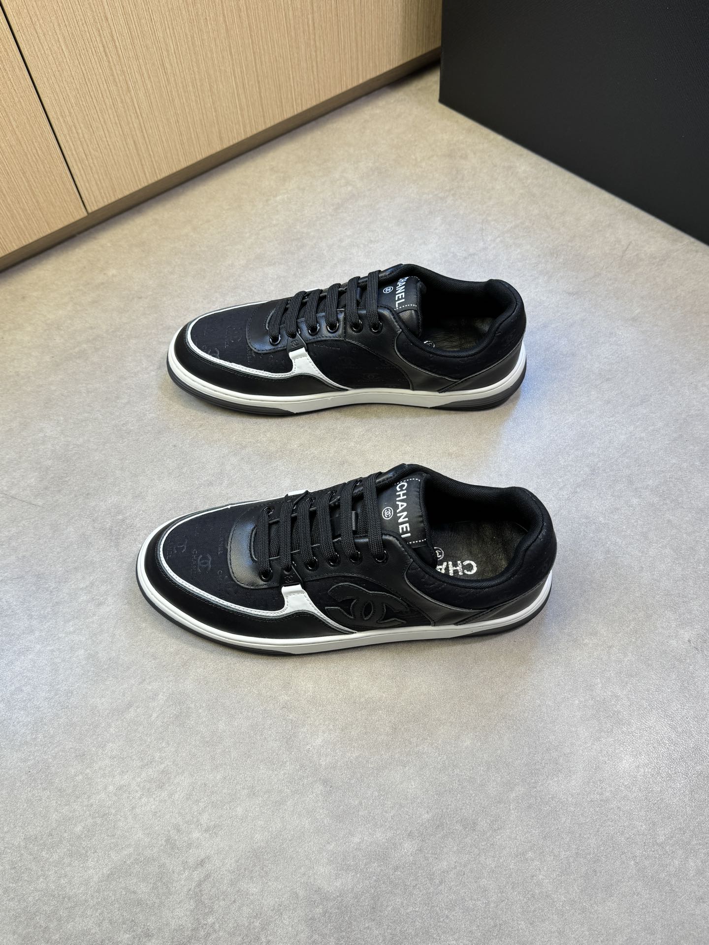 Chanel 一比一黑白撞色運動鞋 女士低幫厚底板鞋｜歐美奢侈品精品推薦
