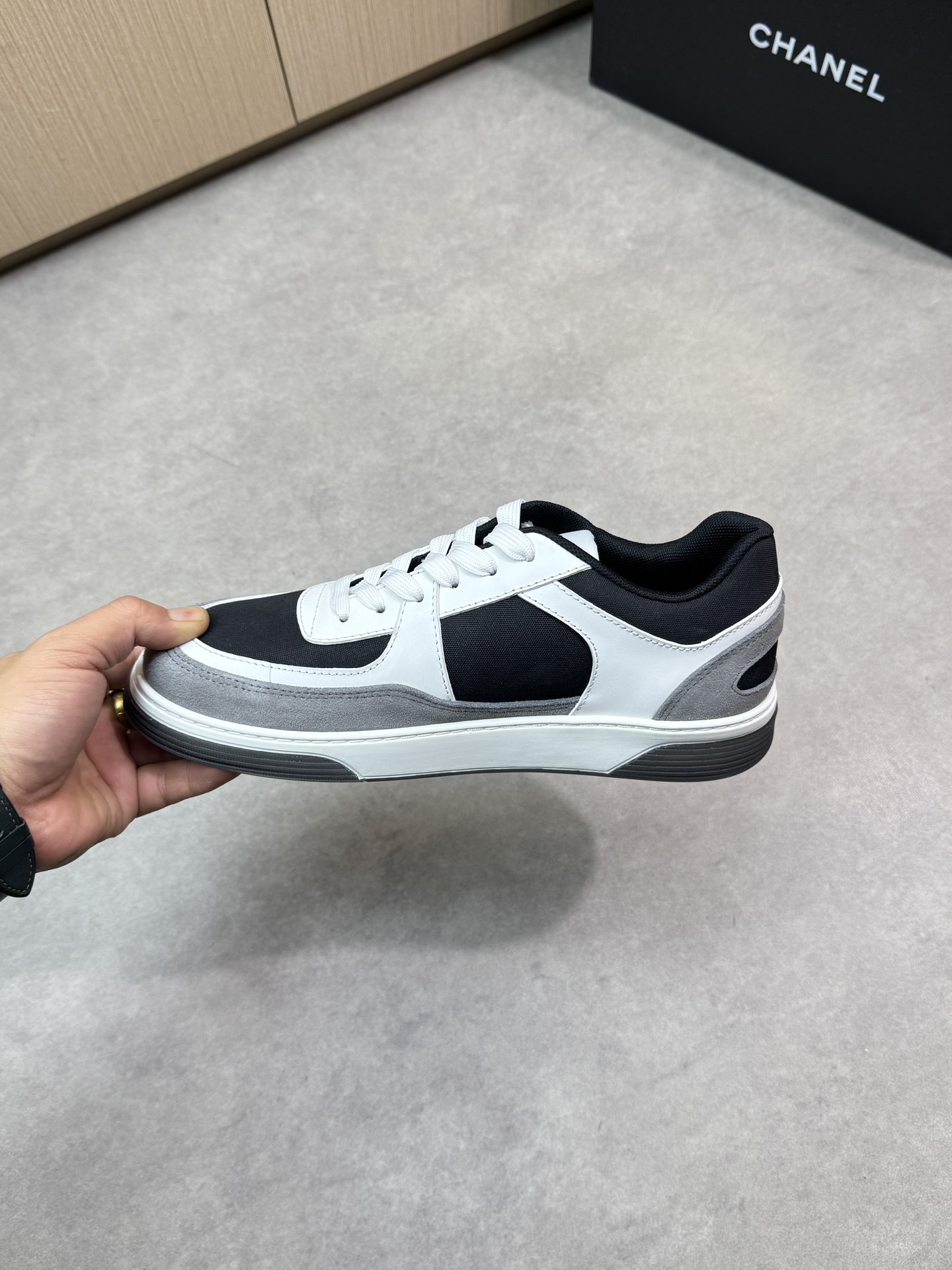 Chanel 黑白拼接高仿運動鞋 經典雙C設計 舒適百搭款|超A仿原單精品圖片 11 Chanel 黑白拼接高仿運動鞋 經典雙C設計 舒適百搭款|歐美奢侈品精品推薦