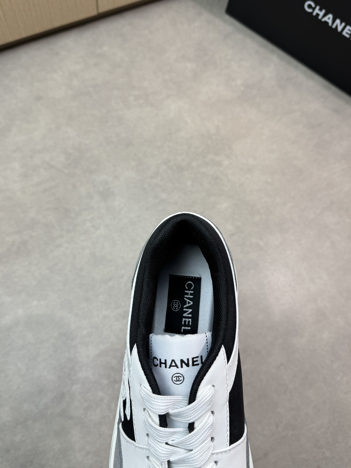 Chanel 黑白拼接高仿運動鞋 經典雙C設計 舒適百搭款|超A仿原單精品圖片 9 Chanel 黑白拼接高仿運動鞋 經典雙C設計 舒適百搭款|歐美奢侈品精品推薦