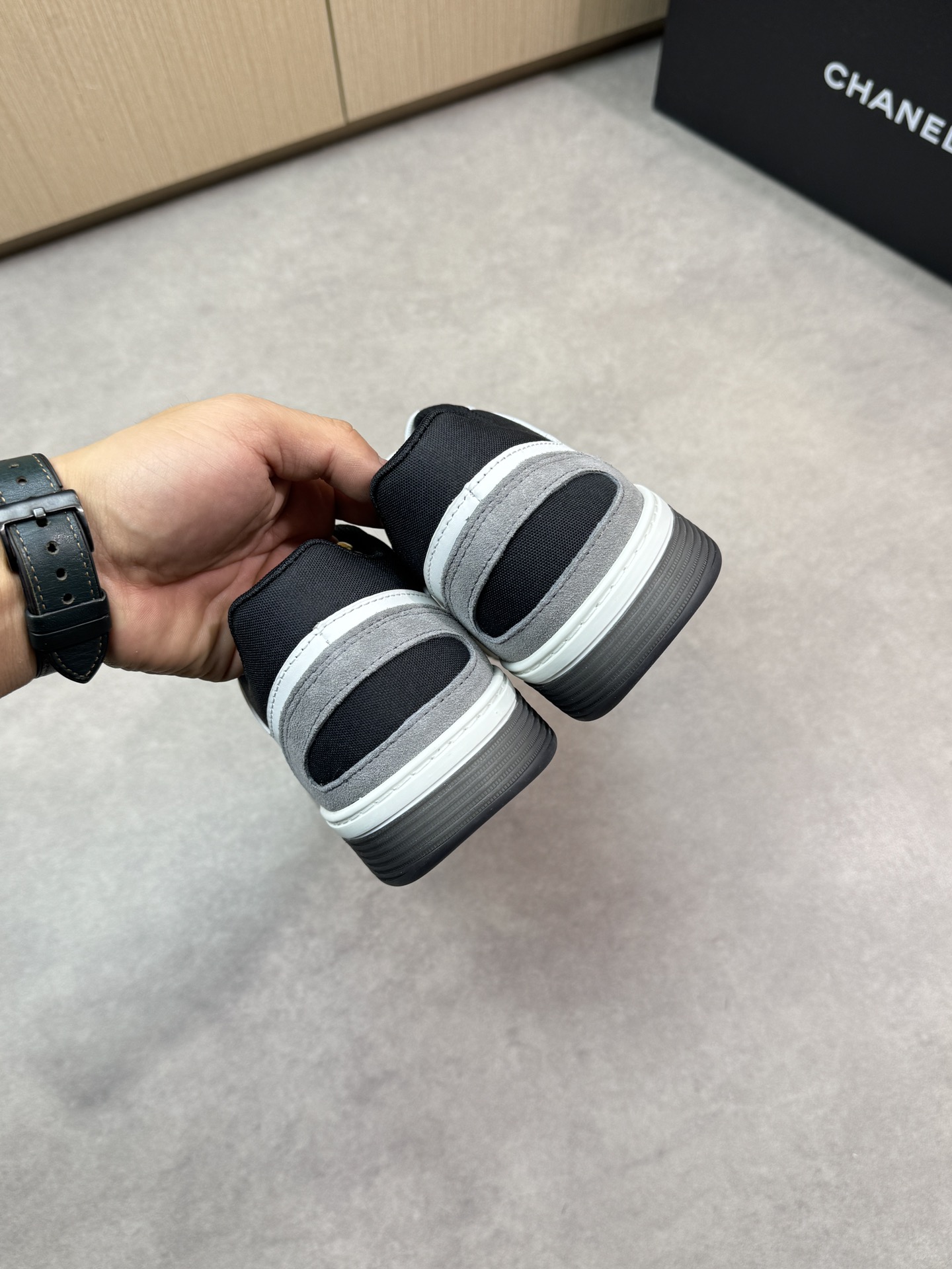 Chanel 黑白拼接高仿運動鞋 經典雙C設計 舒適百搭款|超A仿原單精品圖片 8 Chanel 黑白拼接高仿運動鞋 經典雙C設計 舒適百搭款|歐美奢侈品精品推薦