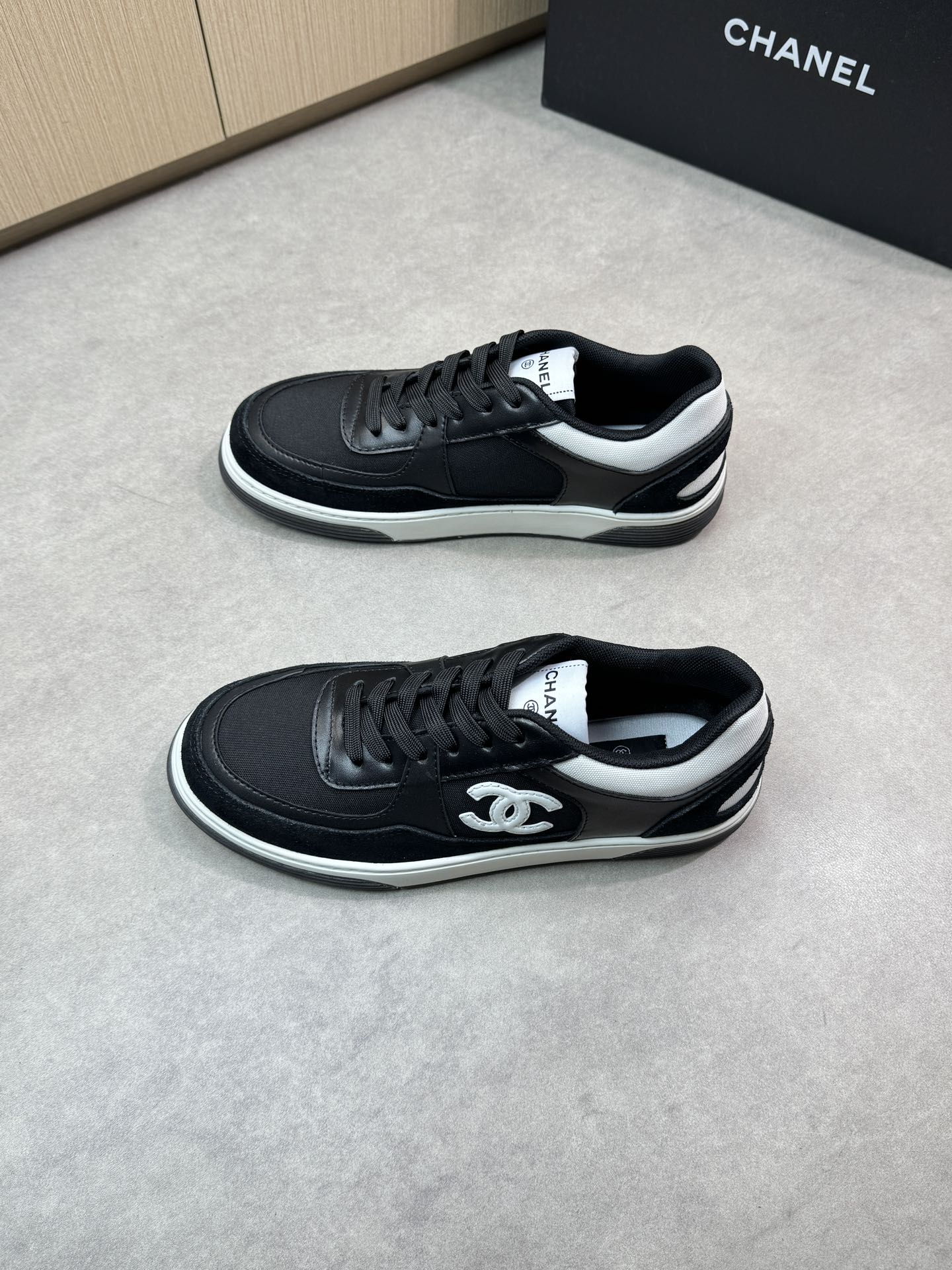 Chanel 黑灰高仿運動鞋 經典雙C標誌 輕盈百搭款|超A仿原單精品圖片 13 Chanel 黑灰高仿運動鞋 經典雙C標誌 輕盈百搭款|歐美奢侈品精品推薦