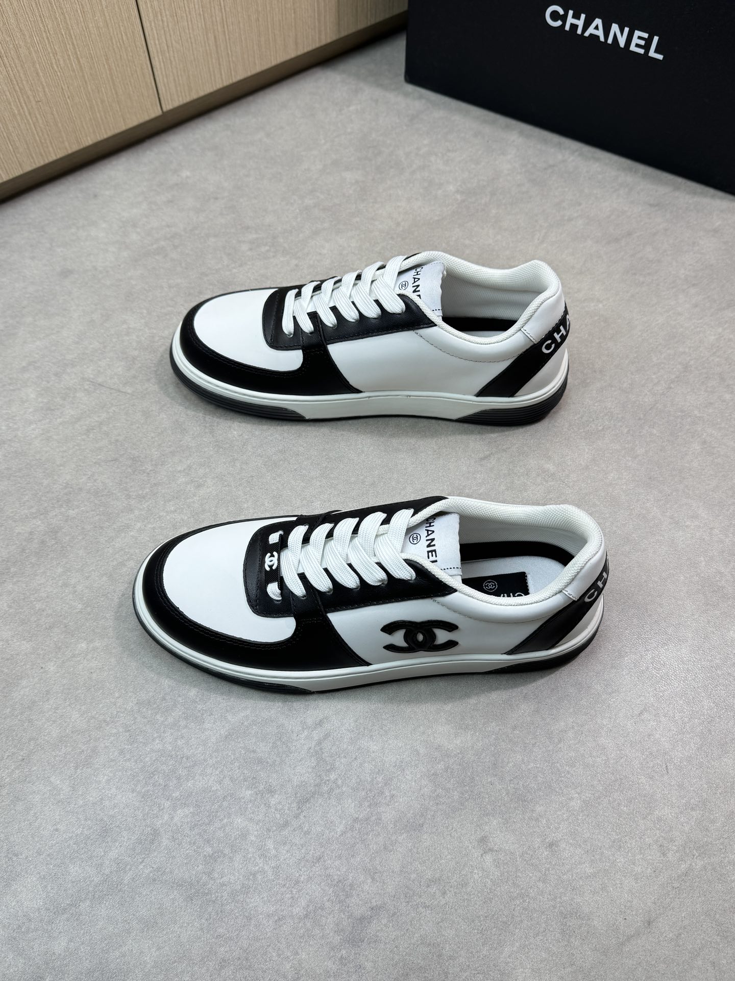 Chanel 黑白一比一運動鞋 經典雙C設計 時尚百搭款|超A仿原單精品圖片 13 Chanel 黑白一比一運動鞋 經典雙C設計 時尚百搭款|歐美奢侈品精品推薦