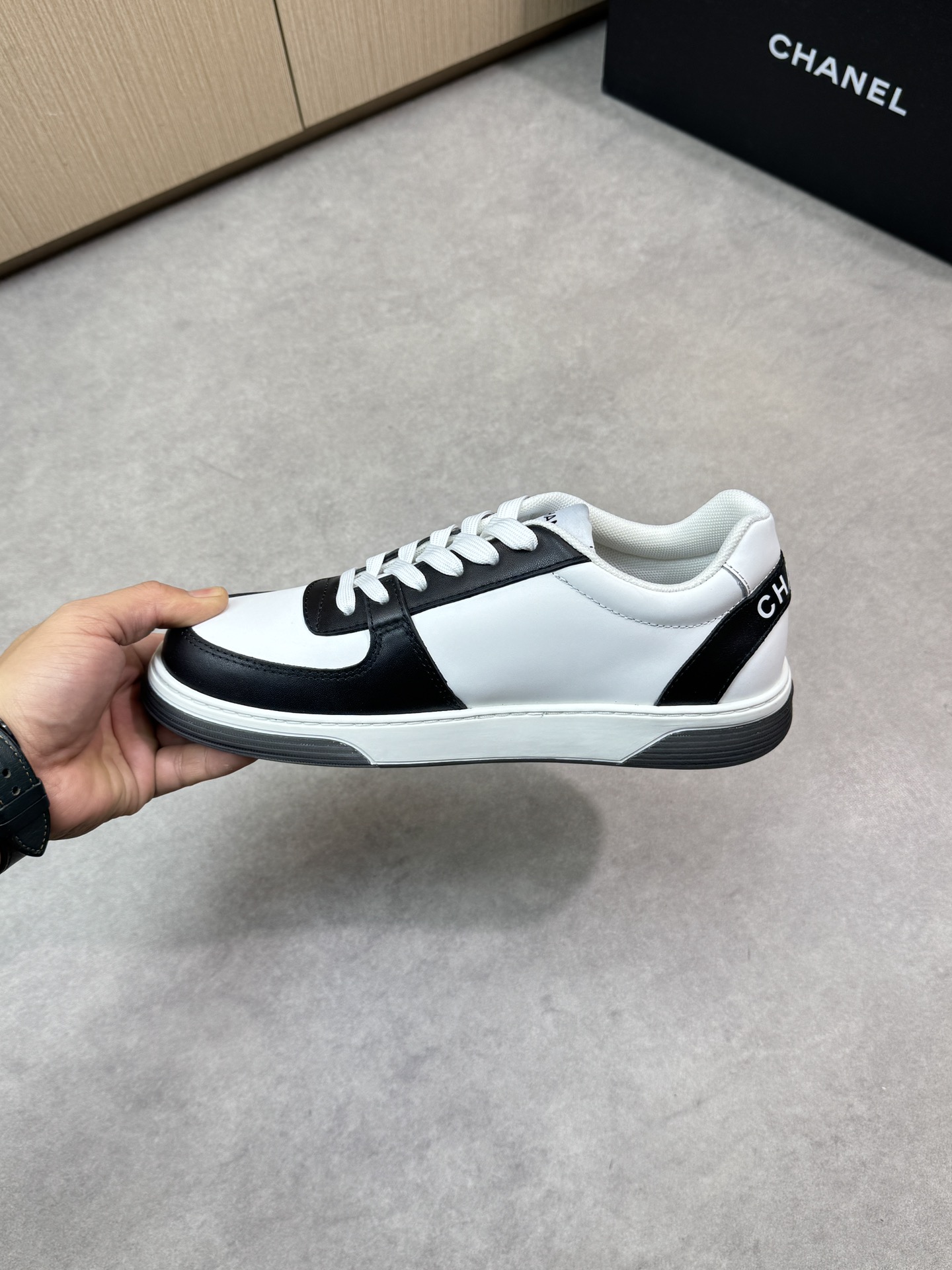 Chanel 黑白一比一運動鞋 經典雙C設計 時尚百搭款|超A仿原單精品圖片 11 Chanel 黑白一比一運動鞋 經典雙C設計 時尚百搭款|歐美奢侈品精品推薦