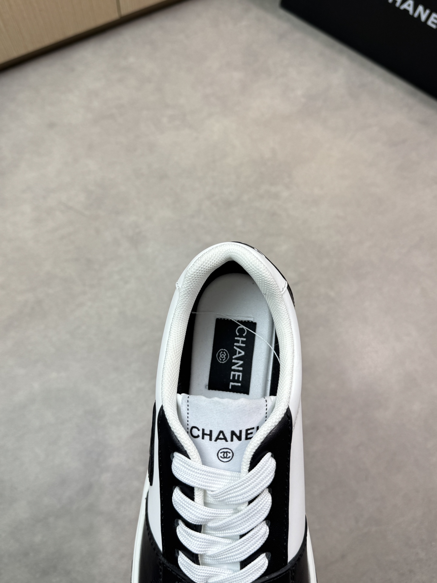 Chanel 黑白一比一運動鞋 經典雙C設計 時尚百搭款|超A仿原單精品圖片 9 Chanel 黑白一比一運動鞋 經典雙C設計 時尚百搭款|歐美奢侈品精品推薦