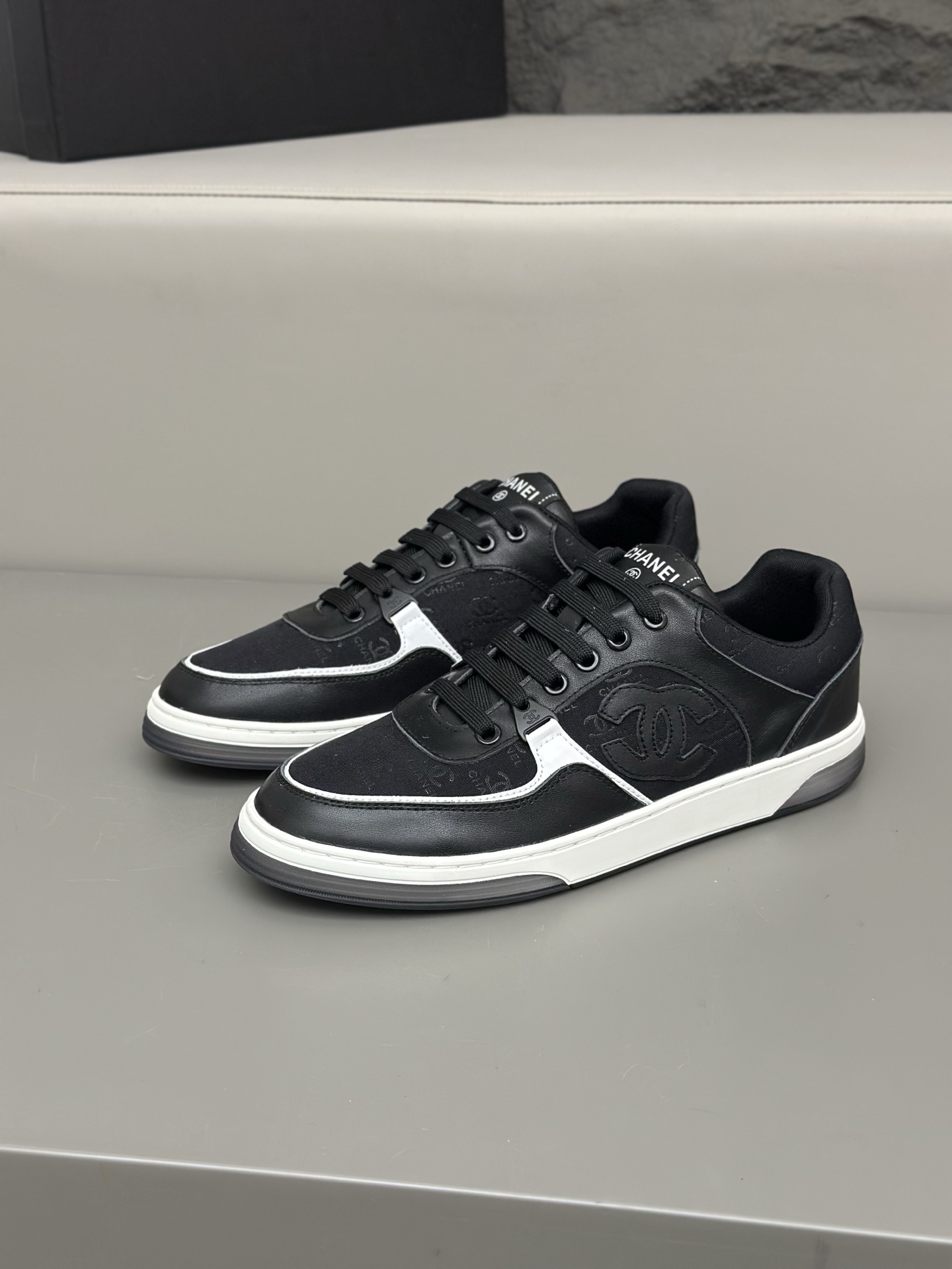 Chanel 黑白精品仿製運動鞋 經典雙C復古風格設計|超A仿原單精品圖片 13 Chanel 黑白精品仿製運動鞋 經典雙C復古風格設計|歐美奢侈品精品推薦