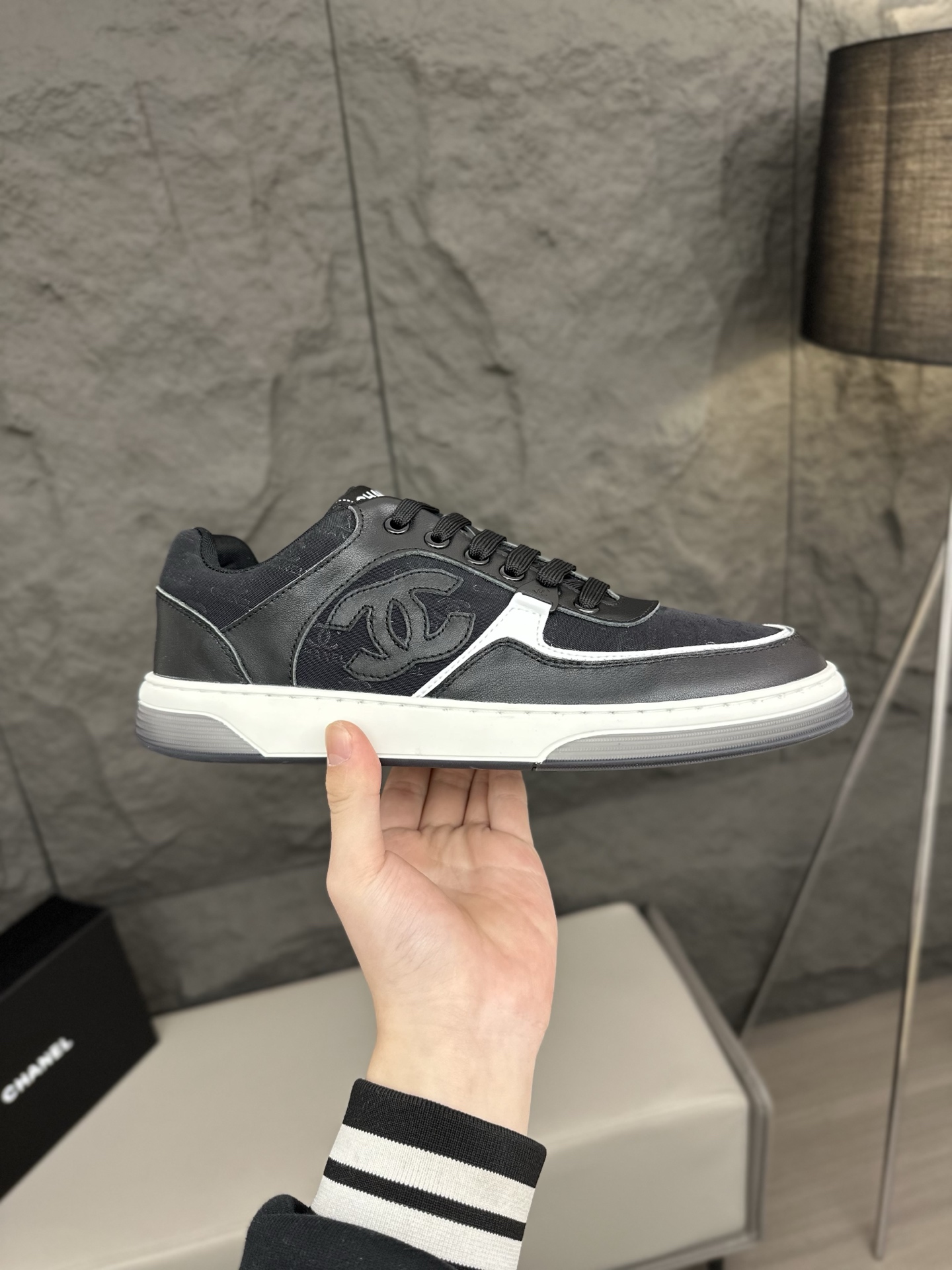 Chanel 黑白精品仿製運動鞋 經典雙C復古風格設計|超A仿原單精品圖片 12 Chanel 黑白精品仿製運動鞋 經典雙C復古風格設計|歐美奢侈品精品推薦