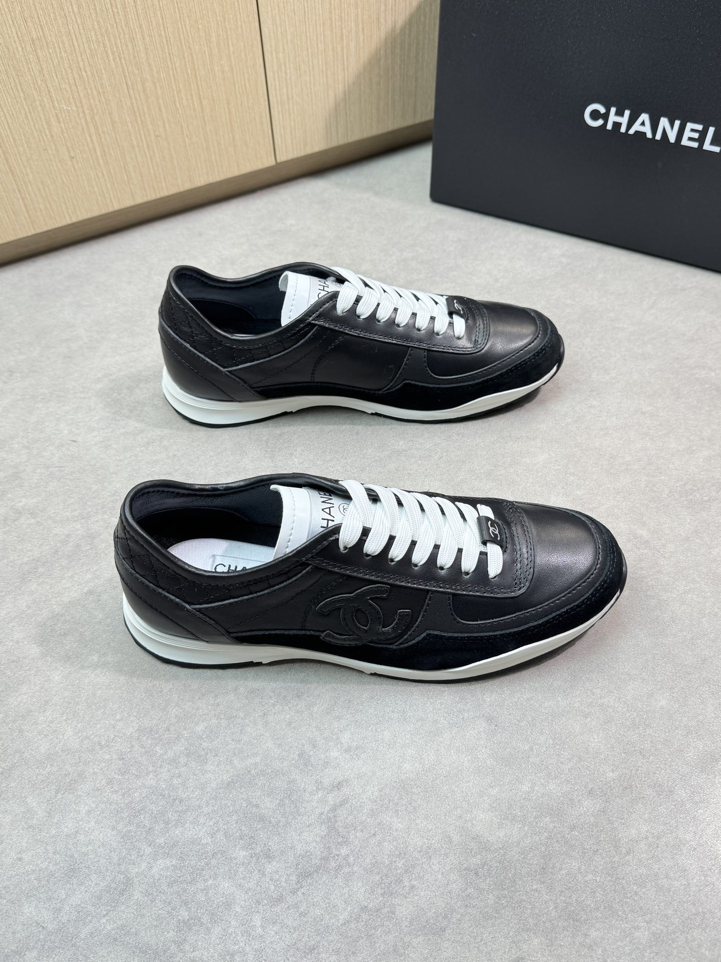 Chanel 黑色A貨運動鞋 經典雙C標誌皮革拼接款