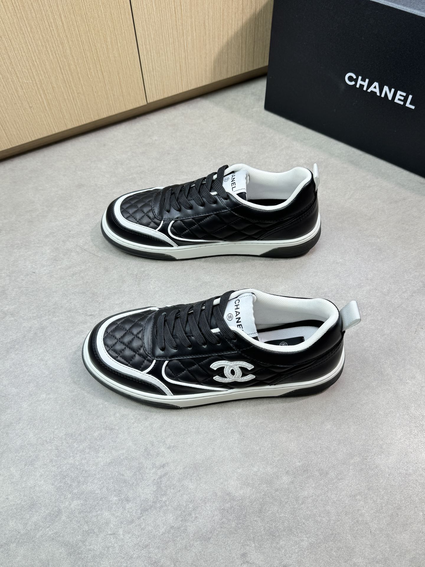 Chanel 高仿菱格紋運動鞋 黑白拼色經典雙C設計|超A仿原單精品圖片 13 Chanel 高仿菱格紋運動鞋 黑白拼色經典雙C設計|歐美奢侈品精品推薦