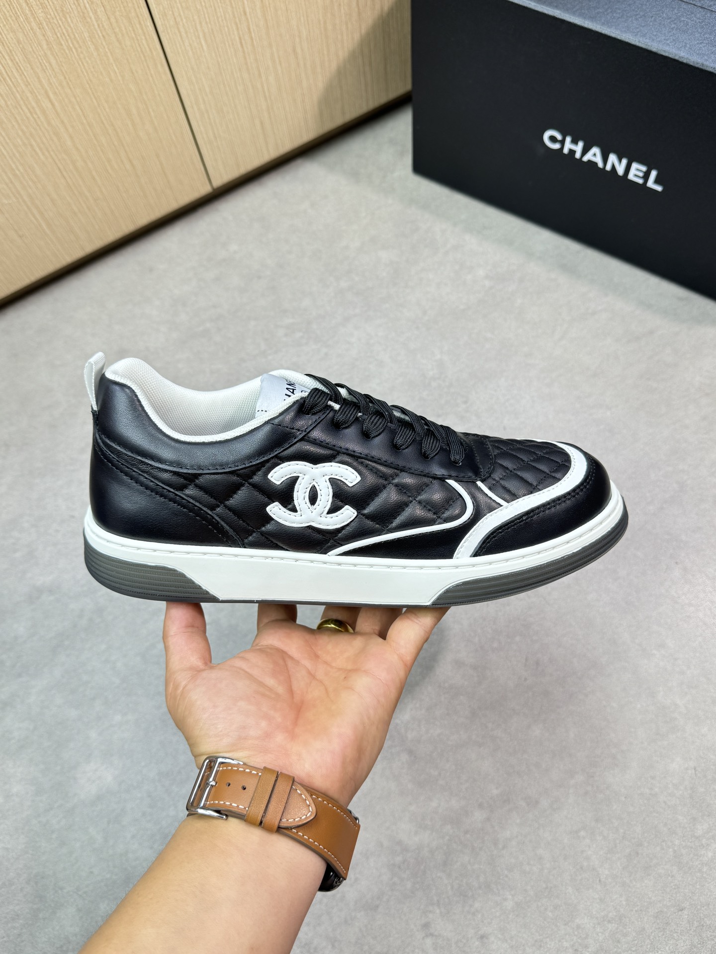 Chanel 高仿菱格紋運動鞋 黑白拼色經典雙C設計|超A仿原單精品圖片 12 Chanel 高仿菱格紋運動鞋 黑白拼色經典雙C設計|歐美奢侈品精品推薦