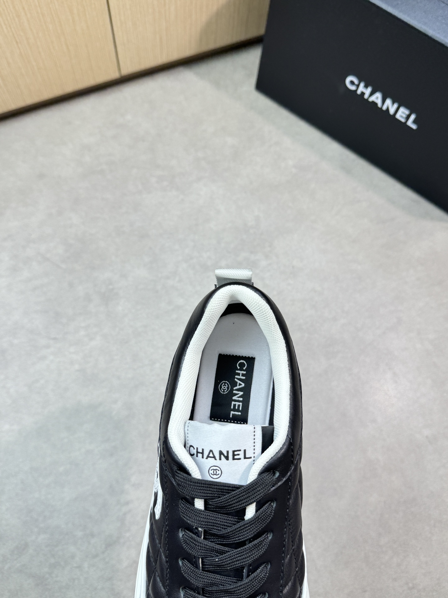 Chanel 高仿菱格紋運動鞋 黑白拼色經典雙C設計|超A仿原單精品圖片 9 Chanel 高仿菱格紋運動鞋 黑白拼色經典雙C設計|歐美奢侈品精品推薦