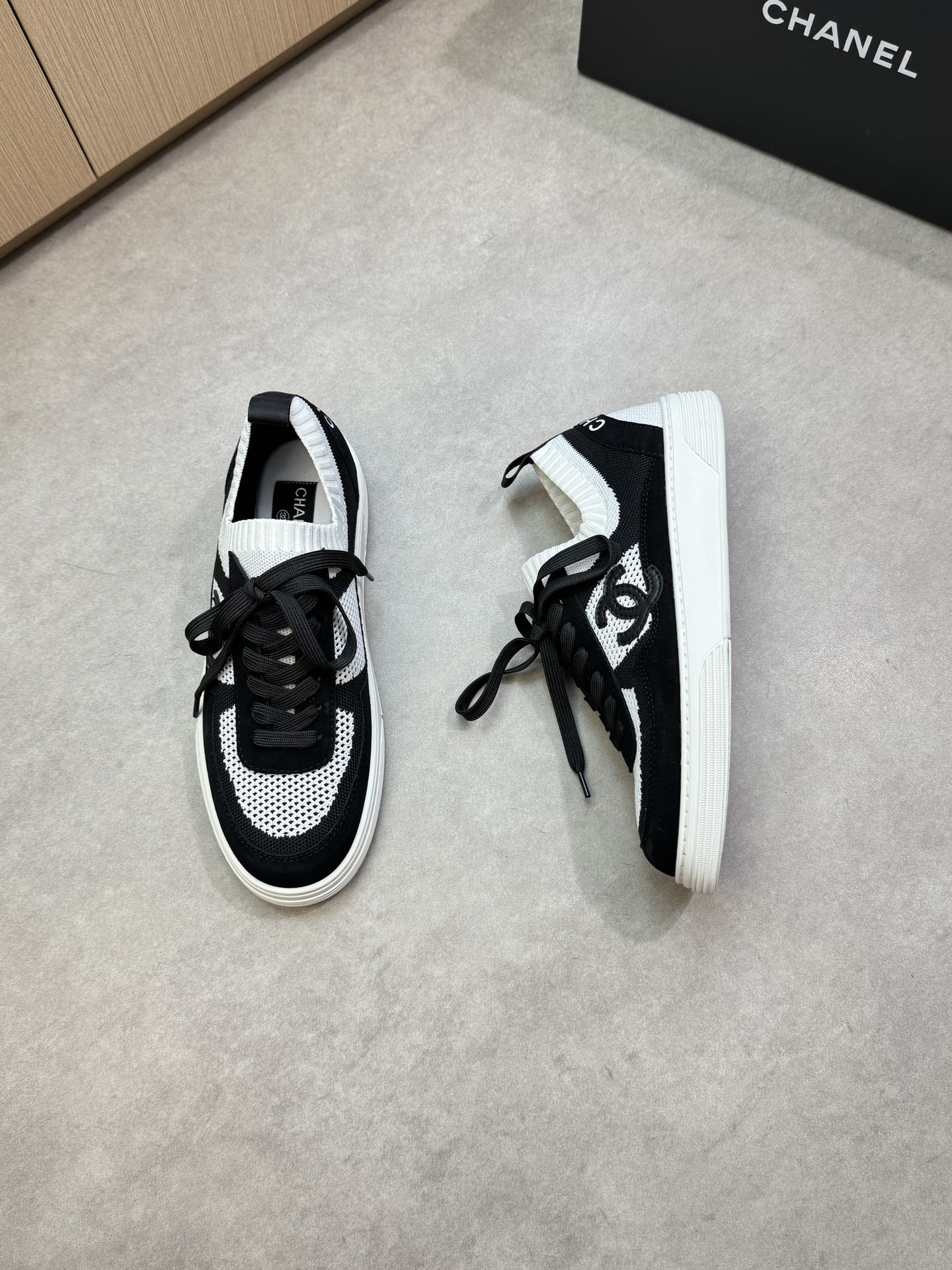 Chanel 高仿針織運動鞋 黑白交織透氣款 雙C經典設計|超A仿原單精品圖片 13 Chanel 高仿針織運動鞋 黑白交織透氣款 雙C經典設計|歐美奢侈品精品推薦