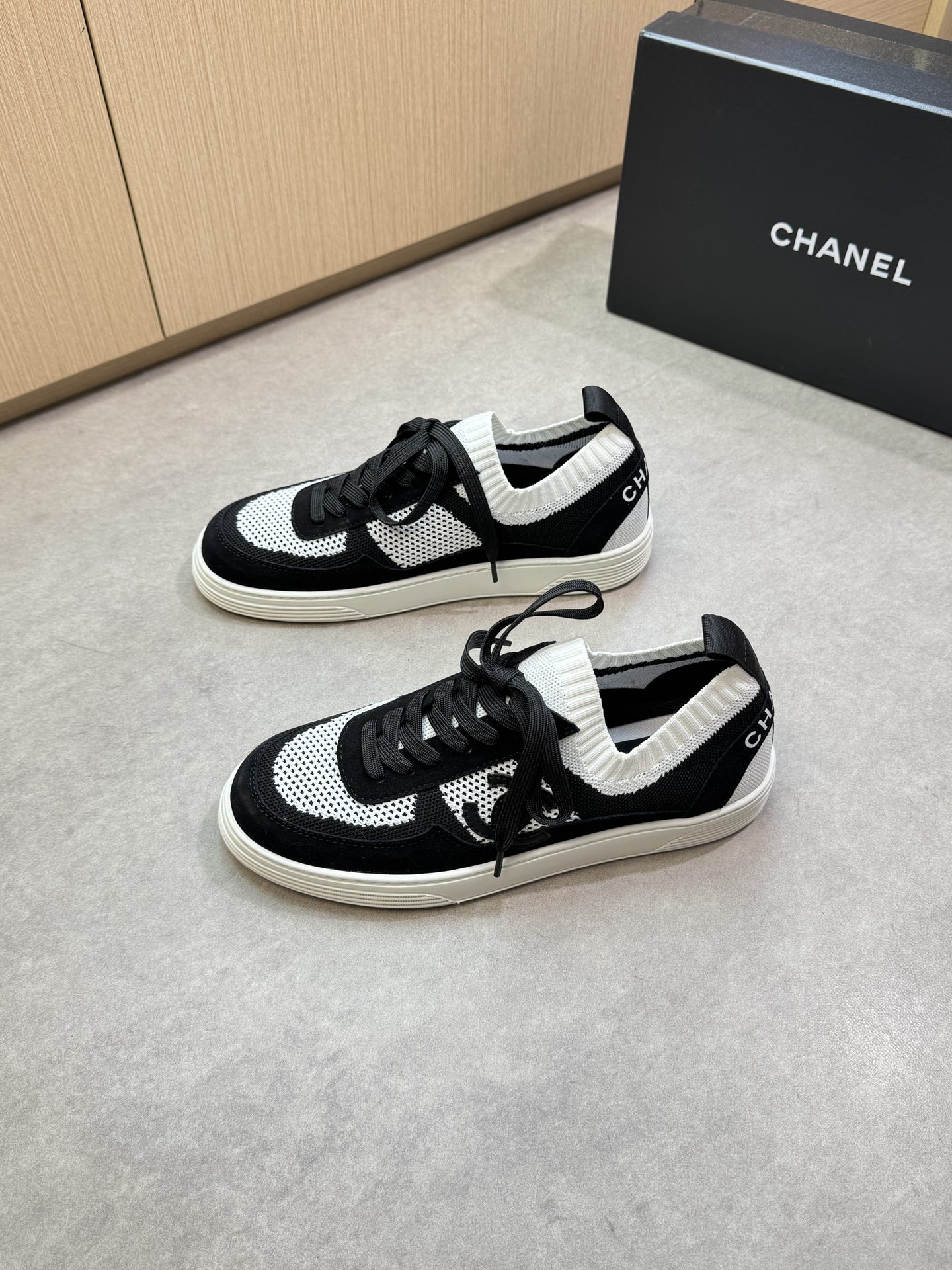 Chanel 高仿針織運動鞋 黑白交織透氣款 雙C經典設計|超A仿原單精品圖片 12 Chanel 高仿針織運動鞋 黑白交織透氣款 雙C經典設計|歐美奢侈品精品推薦