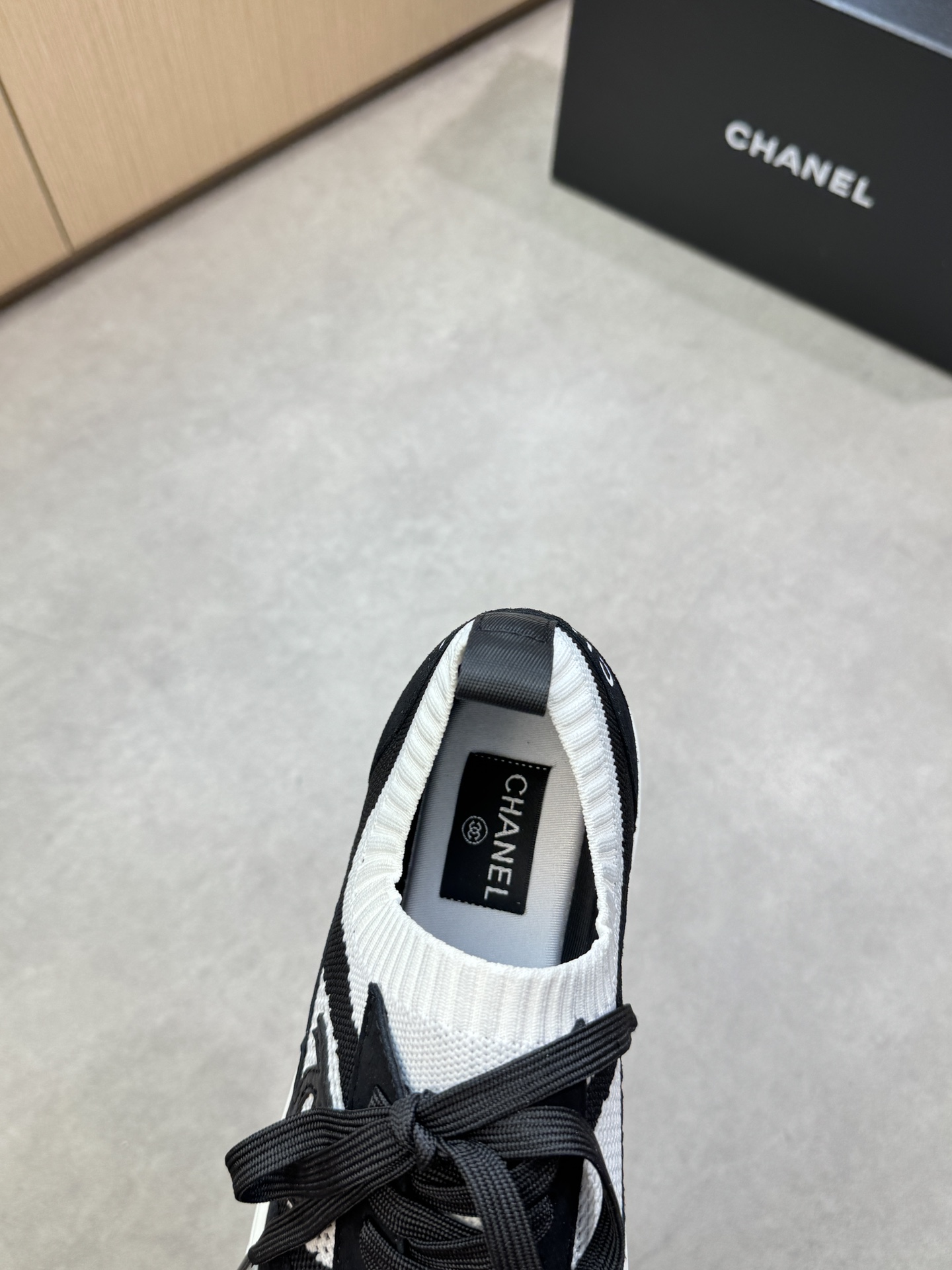 Chanel 高仿針織運動鞋 黑白交織透氣款 雙C經典設計|超A仿原單精品圖片 8 Chanel 高仿針織運動鞋 黑白交織透氣款 雙C經典設計|歐美奢侈品精品推薦