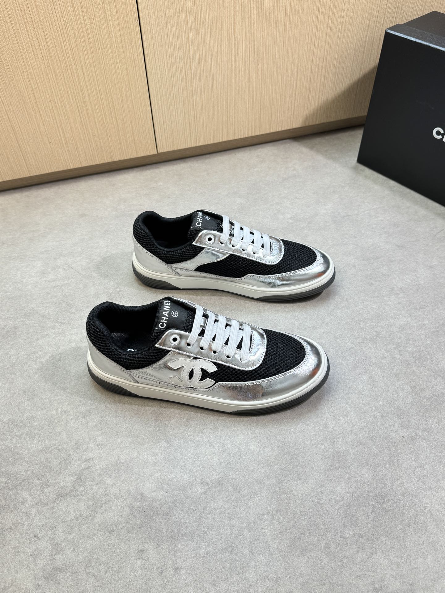 Chanel 精品仿製銀黑拼接運動鞋 經典雙C立體設計
