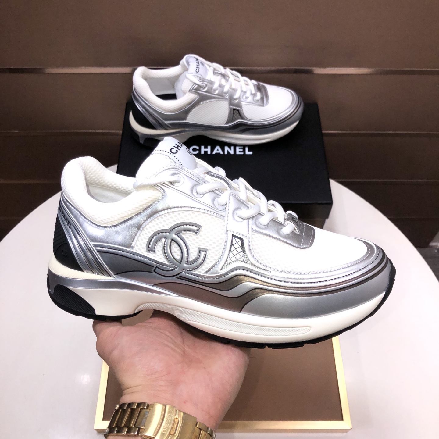Chanel 高仿白銀拼接運動鞋 經典雙C設計|超A仿原單精品圖片 11 Chanel 高仿白銀拼接運動鞋 經典雙C設計|歐美奢侈品精品推薦