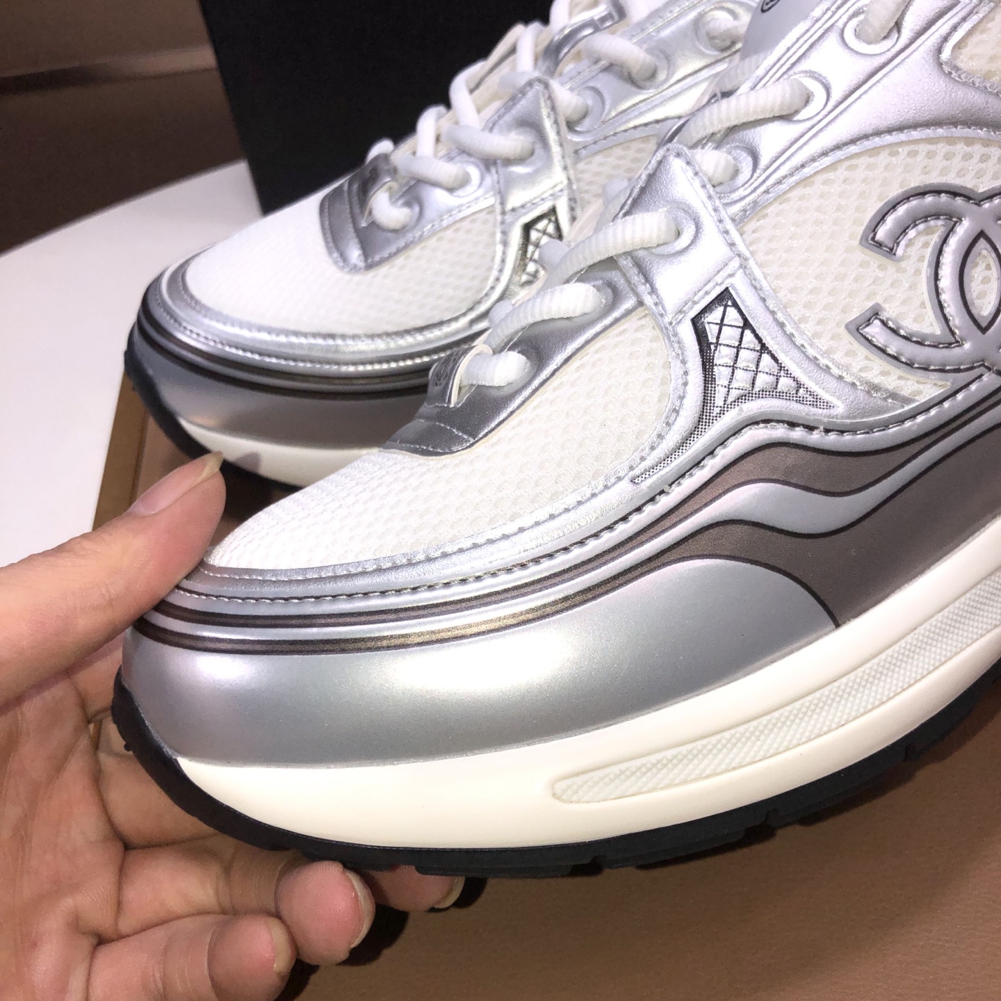 Chanel 高仿白銀拼接運動鞋 經典雙C設計|超A仿原單精品圖片 9 Chanel 高仿白銀拼接運動鞋 經典雙C設計|歐美奢侈品精品推薦