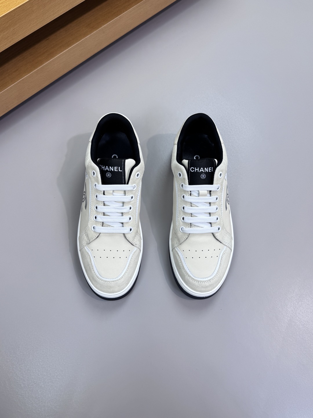 Chanel 高仿米白運動鞋 經典雙C時尚設計|超A仿原單精品圖片 14 Chanel 高仿米白運動鞋 經典雙C時尚設計|歐美奢侈品精品推薦