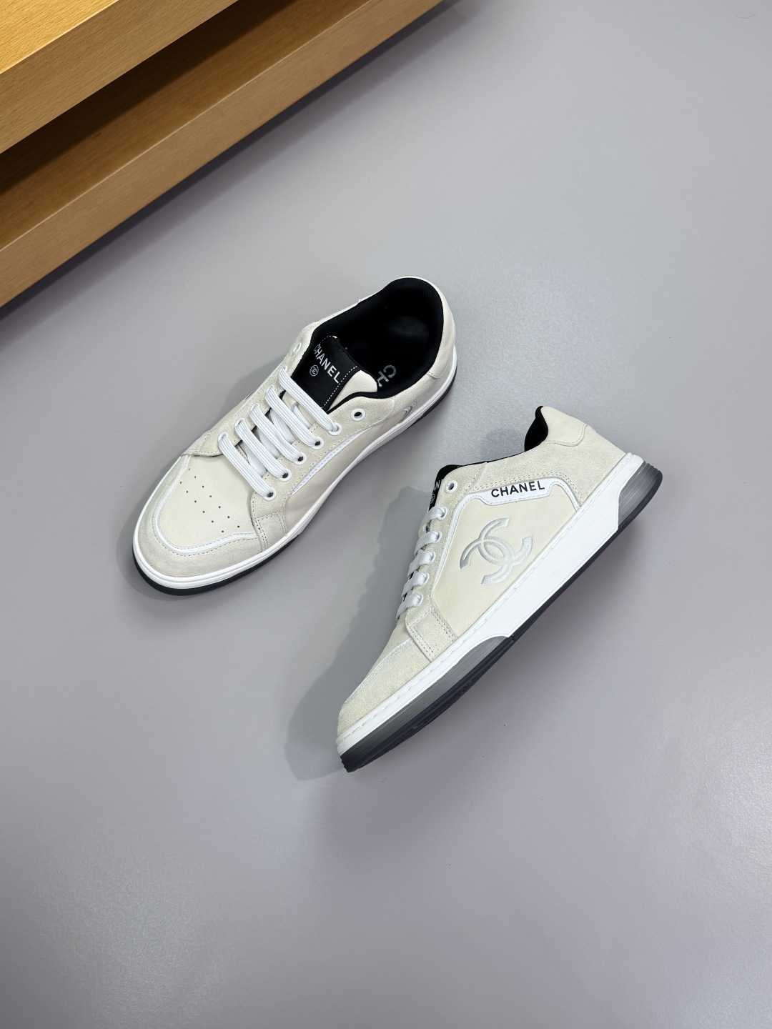 Chanel 高仿米白運動鞋 經典雙C時尚設計|超A仿原單精品圖片 13 Chanel 高仿米白運動鞋 經典雙C時尚設計|歐美奢侈品精品推薦