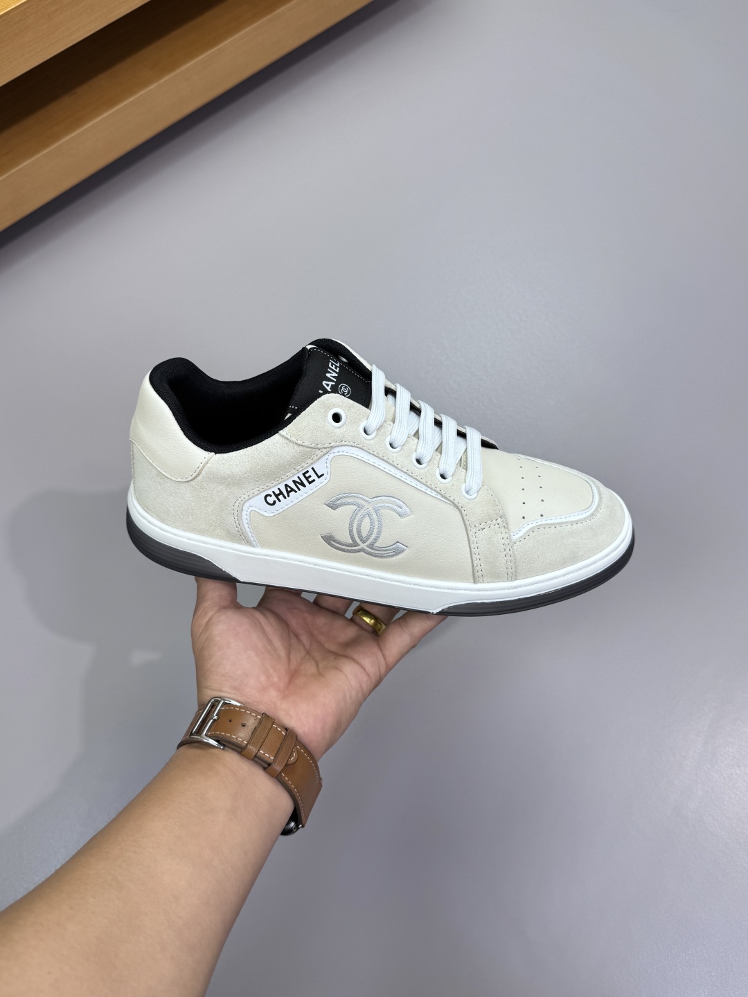 Chanel 高仿米白運動鞋 經典雙C時尚設計|超A仿原單精品圖片 12 Chanel 高仿米白運動鞋 經典雙C時尚設計|歐美奢侈品精品推薦