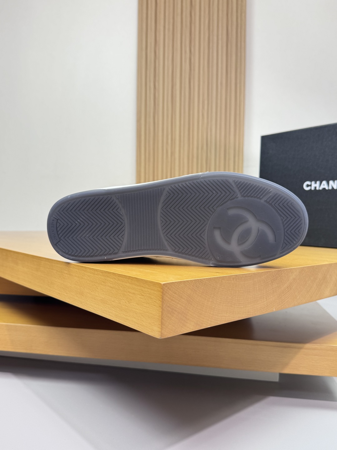 Chanel 高仿米白運動鞋 經典雙C時尚設計|超A仿原單精品圖片 7 Chanel 高仿米白運動鞋 經典雙C時尚設計|歐美奢侈品精品推薦