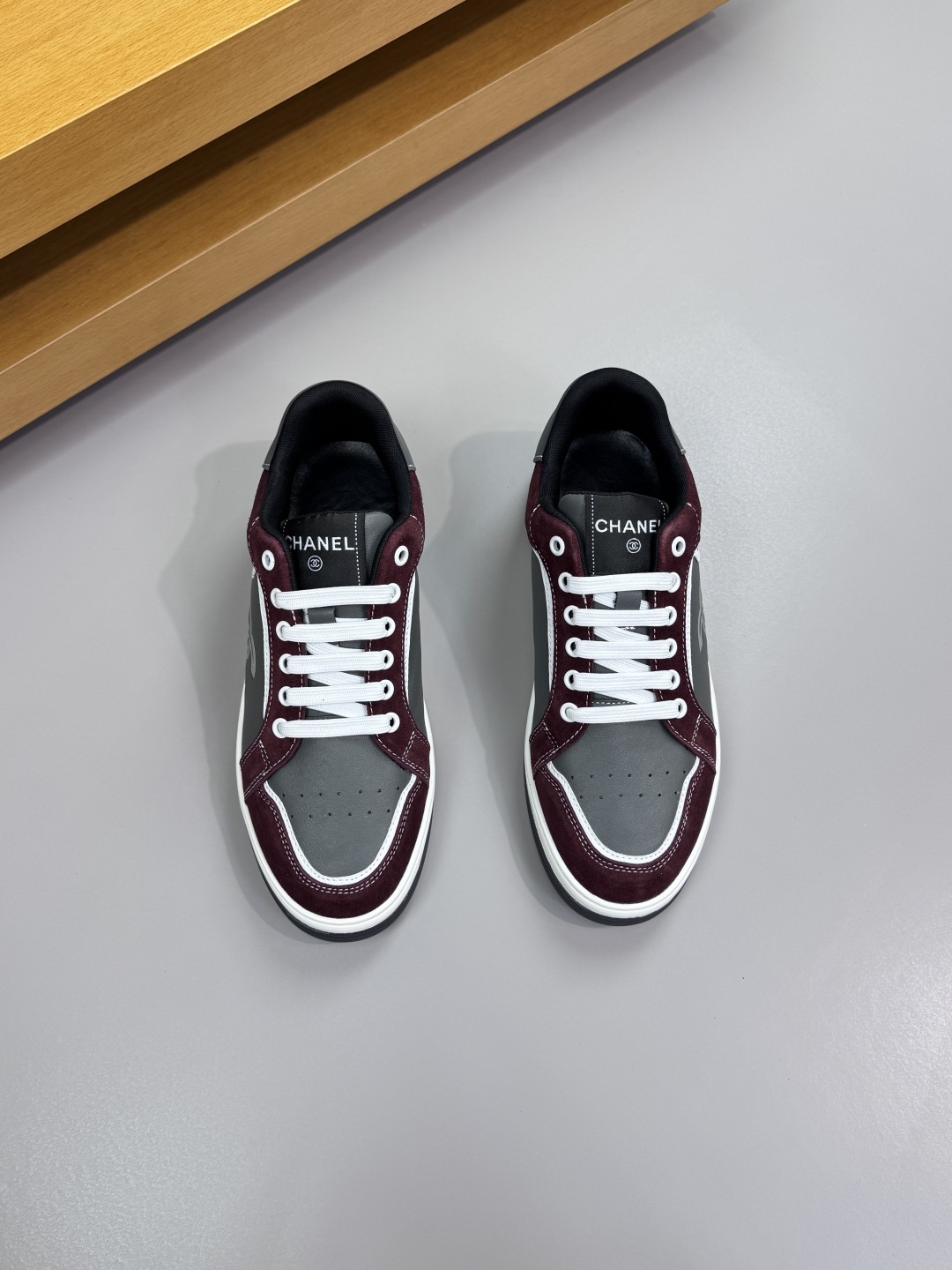 Chanel 原單酒紅灰拼接運動鞋 雙C立體刺繡設計|超A仿原單精品圖片 13 Chanel 原單酒紅灰拼接運動鞋 雙C立體刺繡設計|歐美奢侈品精品推薦