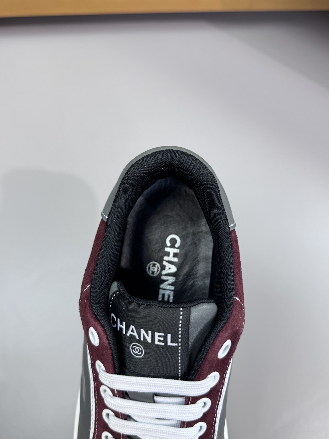 Chanel 原單酒紅灰拼接運動鞋 雙C立體刺繡設計|超A仿原單精品圖片 8 Chanel 原單酒紅灰拼接運動鞋 雙C立體刺繡設計|歐美奢侈品精品推薦