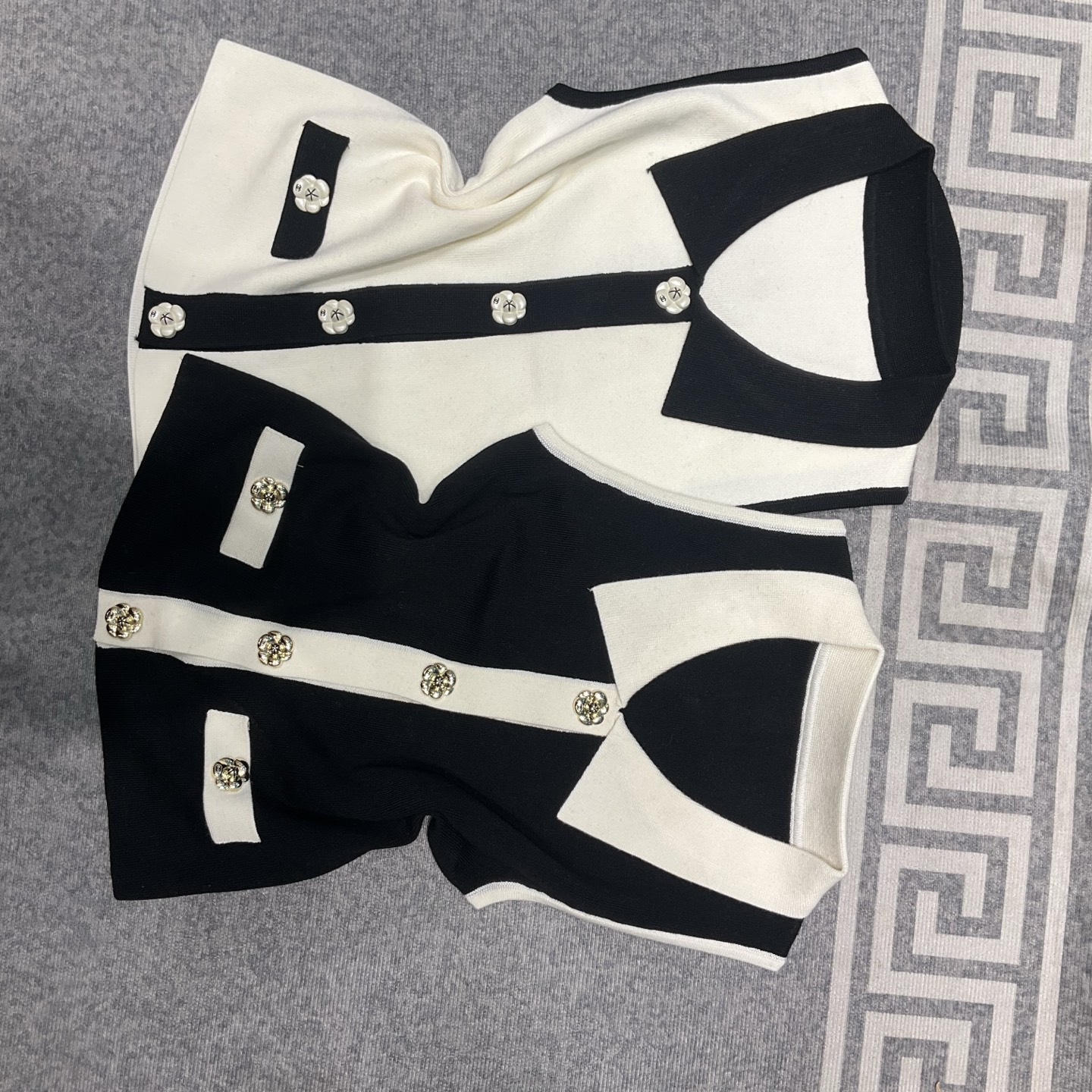 CHANEL 高仿無袖針織背心上衣 經典黑白配色 2025夏季百搭款｜歐美奢侈品精品推薦