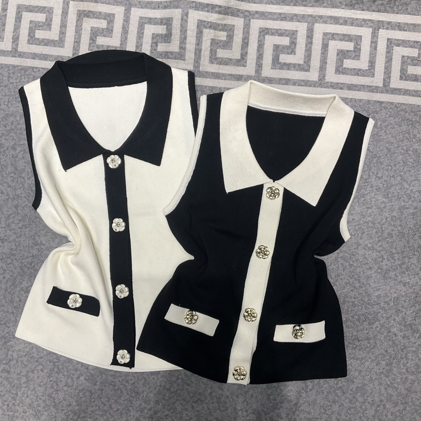 CHANEL 高仿無袖針織背心上衣 經典黑白配色 2025夏季百搭款|超A仿原單精品圖片 2 CHANEL 高仿無袖針織背心上衣 經典黑白配色 2025夏季百搭款|歐美奢侈品精品推薦