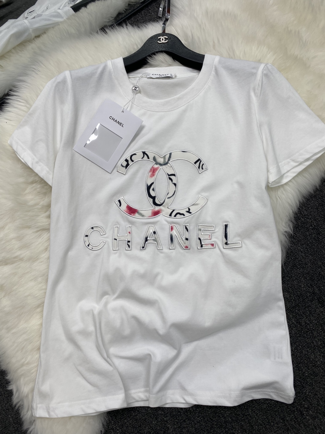CHANEL高仿短袖T恤 女士圓領印花LOGO上衣 白色百搭款2025新款|超A仿原單精品圖片 3 CHANEL高仿短袖T恤 女士圓領印花LOGO上衣 白色百搭款2025新款|歐美奢侈品精品推薦